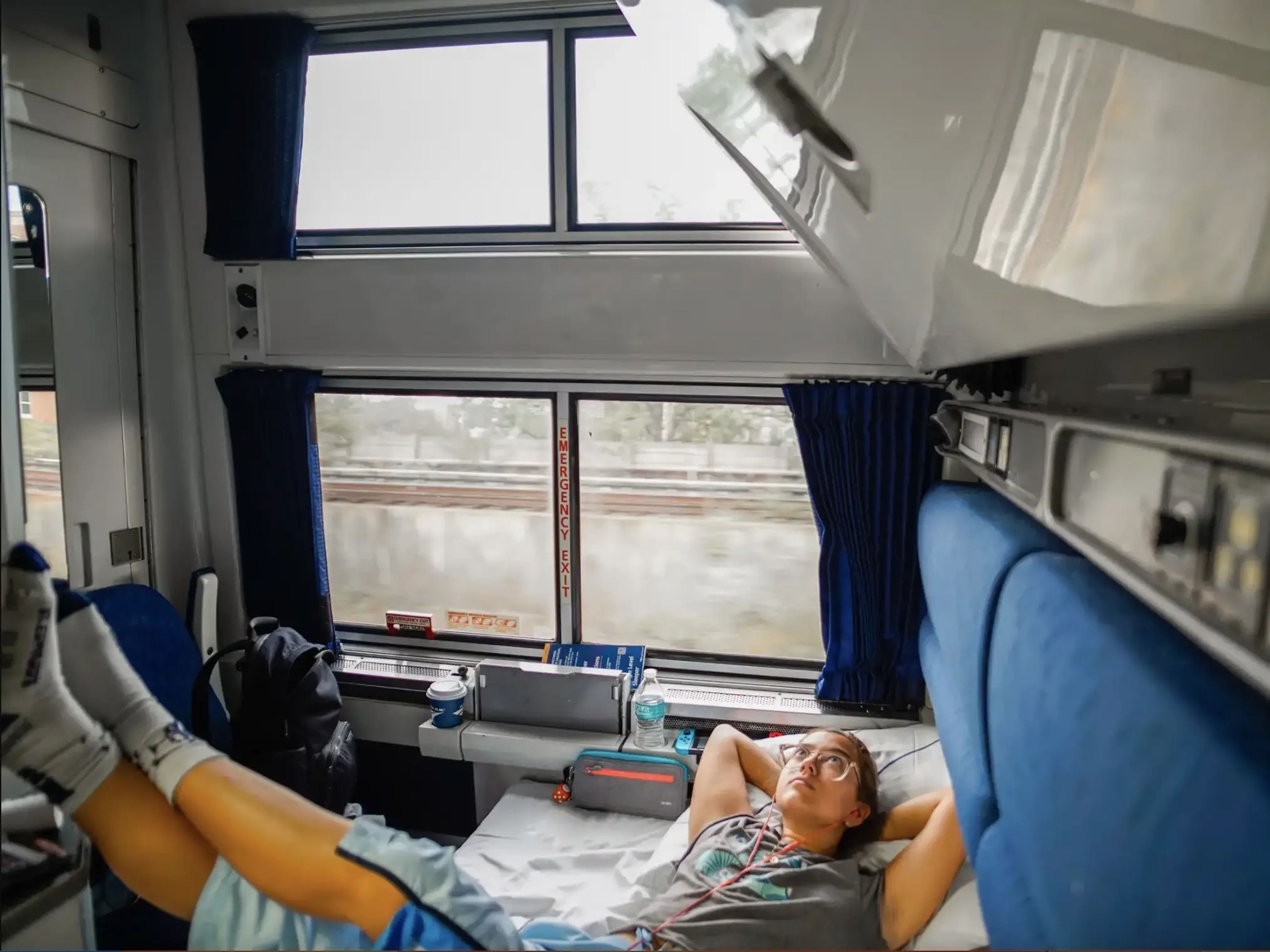 La autora se relaja en una habitación de Amtrak viajando de Miami a Nueva York.