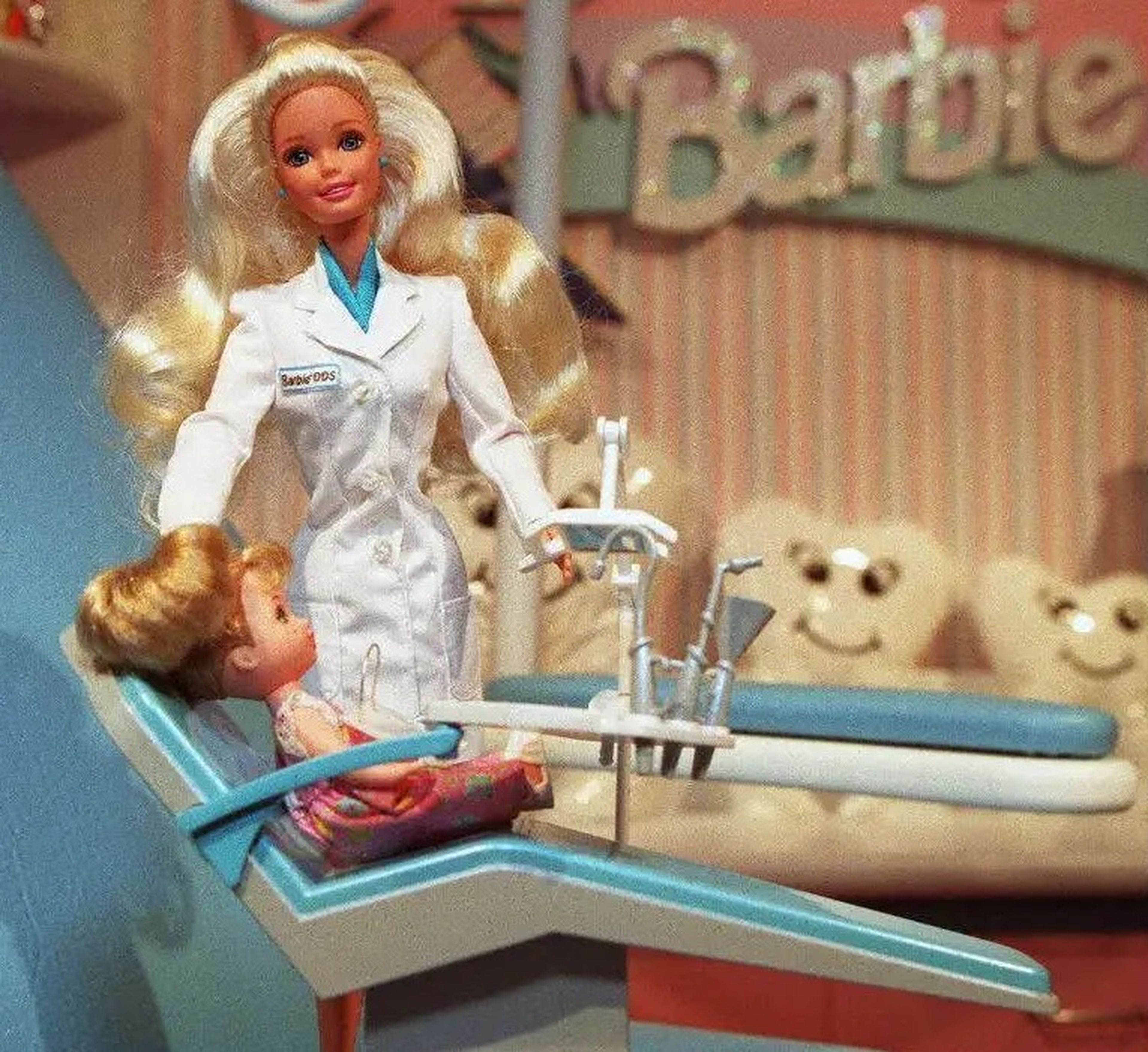 Una Barbie dentista expuesta en 1997 (obsérvese la cintura estrecha).