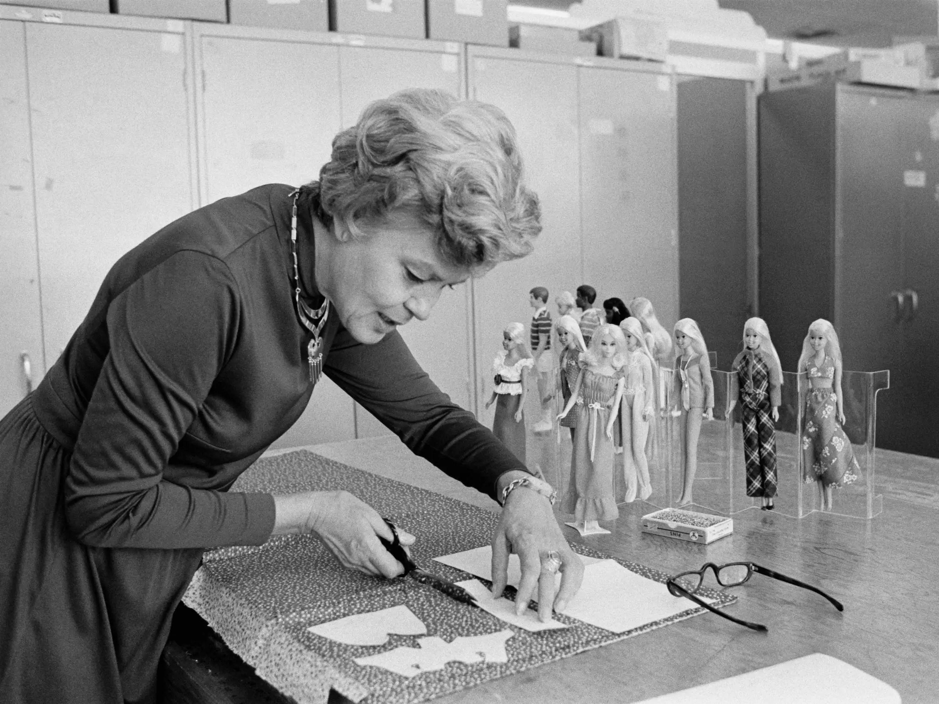 Charlotte Johnson diseñando ropa para Barbie en 1974.