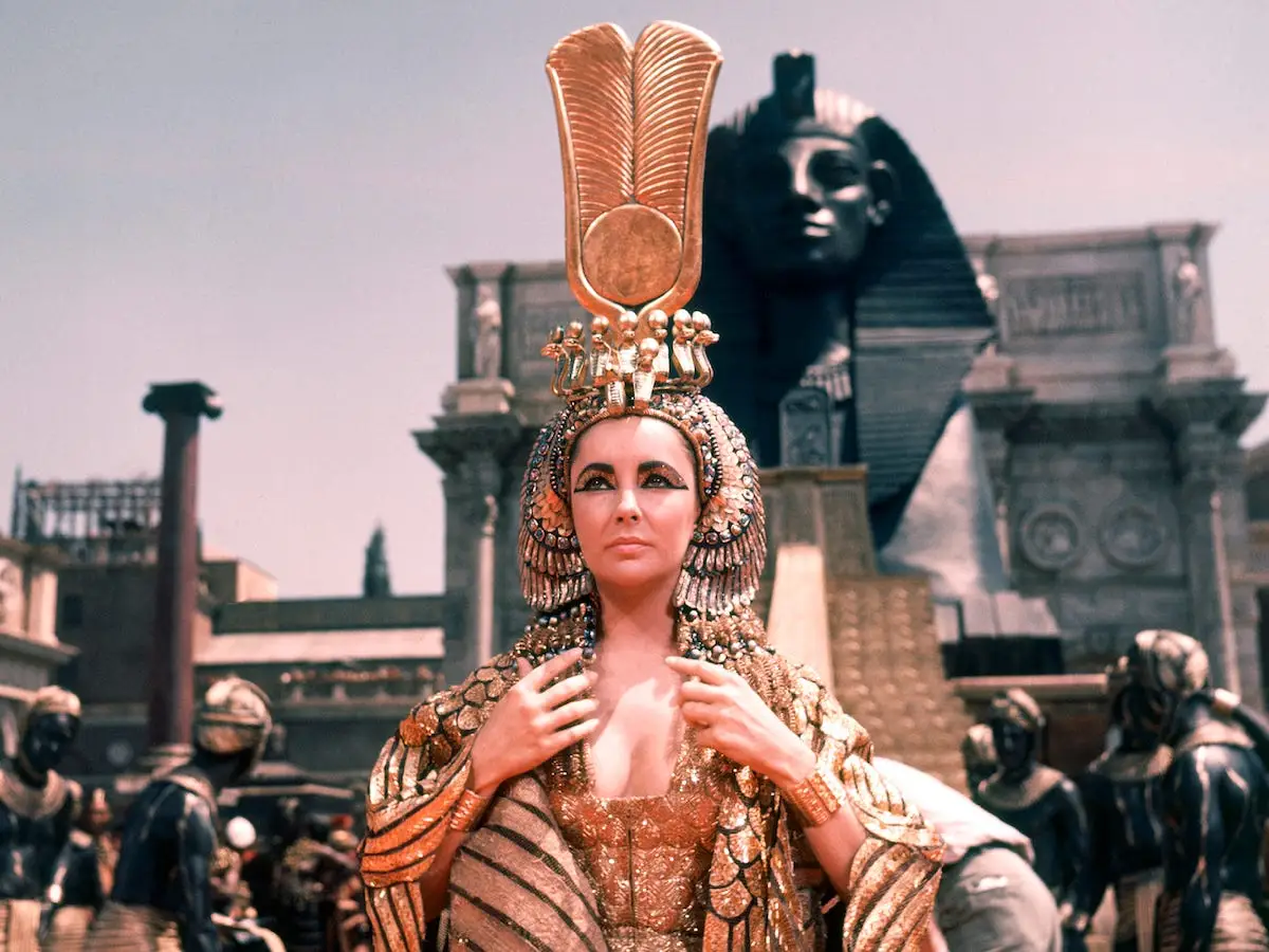 Elizabeth Taylor interpretando a Cleopatra.