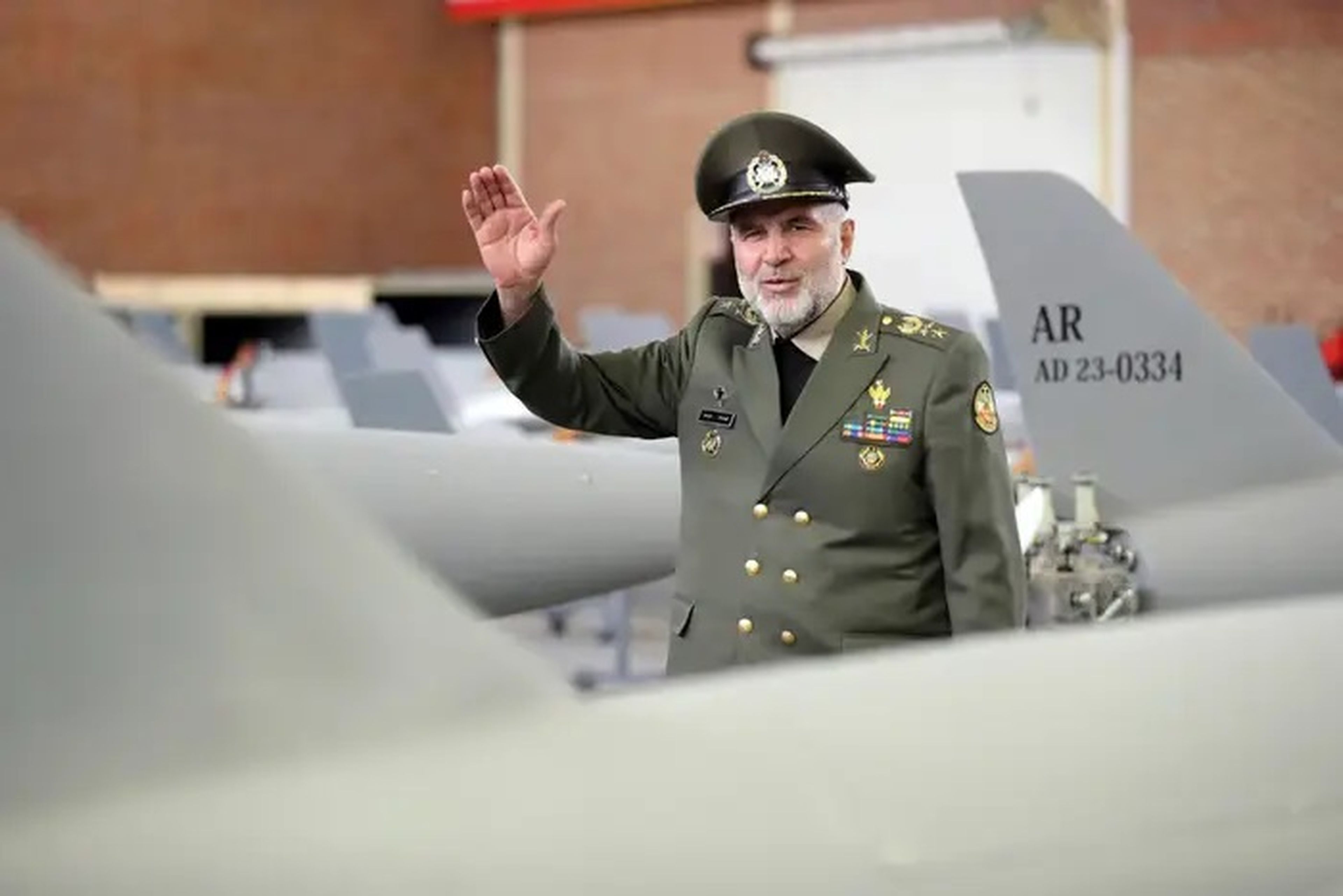 El comandante de la Fuerza Terrestre del Ejército iraní, general Kioumars Heidari, entre drones de fabricación iraní el 20 de abril de 2023.