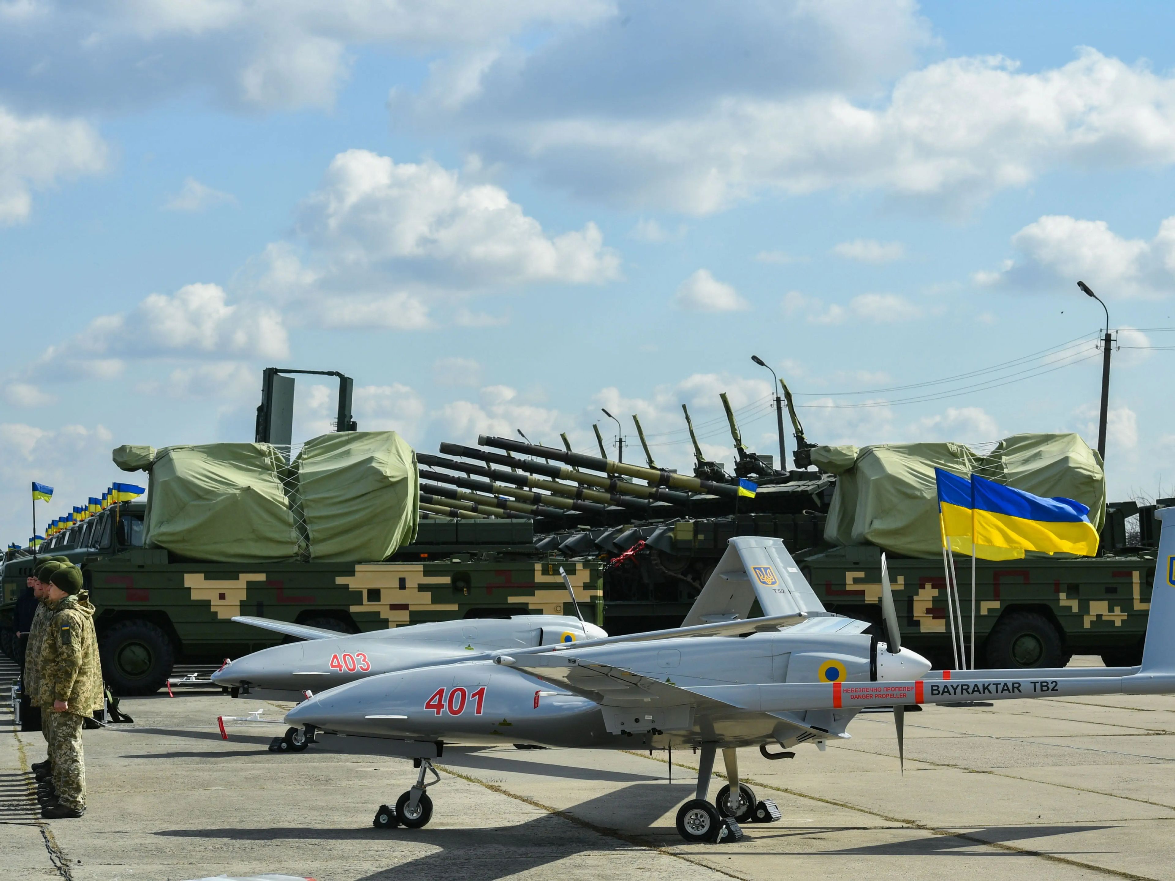 El dron Bayraktar TB2 UAV visto durante el vuelo de prueba en la base militar ubicada en Hmelnitski, Ucrania, el 20 de marzo de 2019.