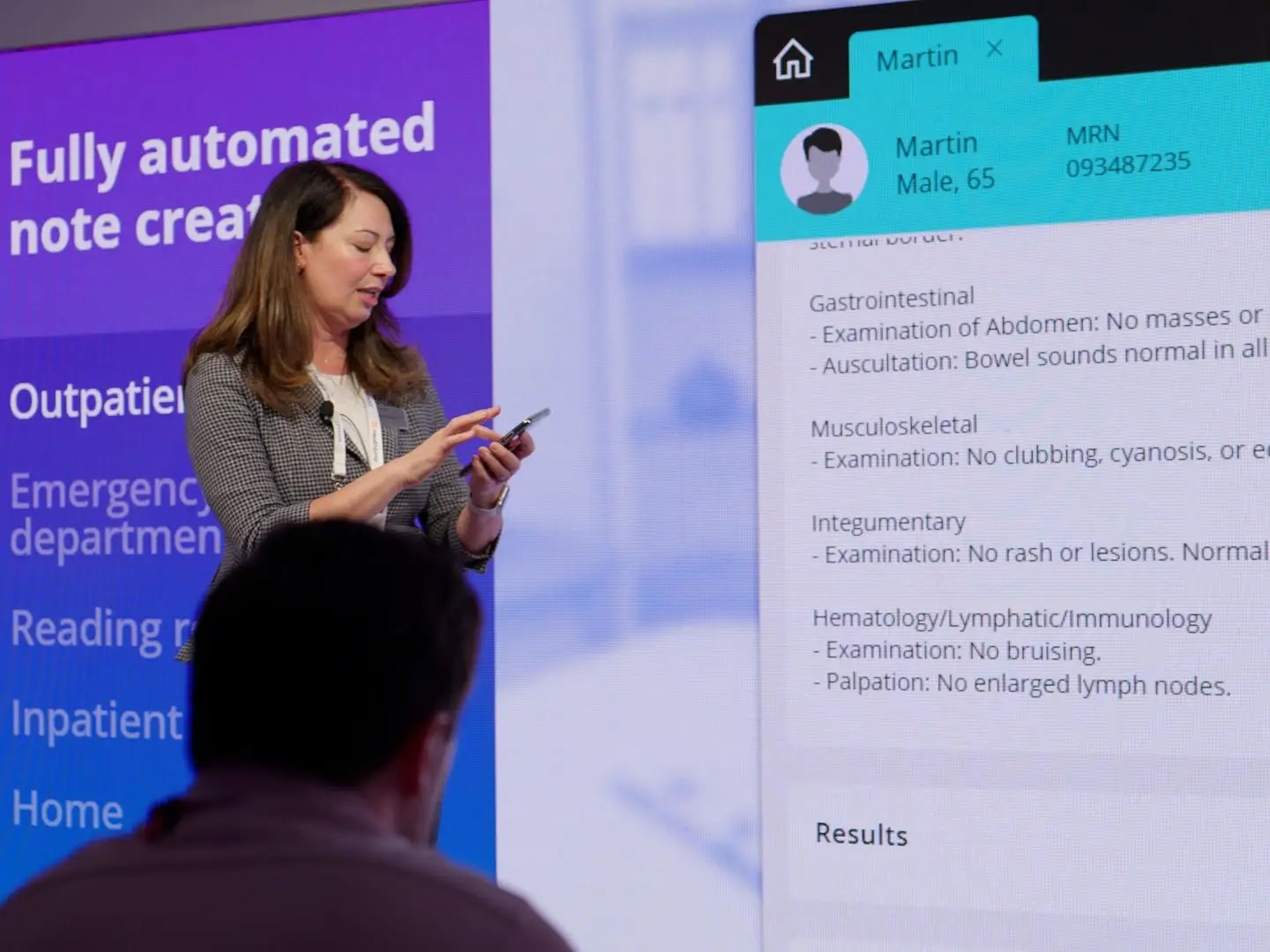 Durante una presentación, Andrea Barrett, asistente médico y consultora de Nuance, muestra productos que utilizan IA generativa. 