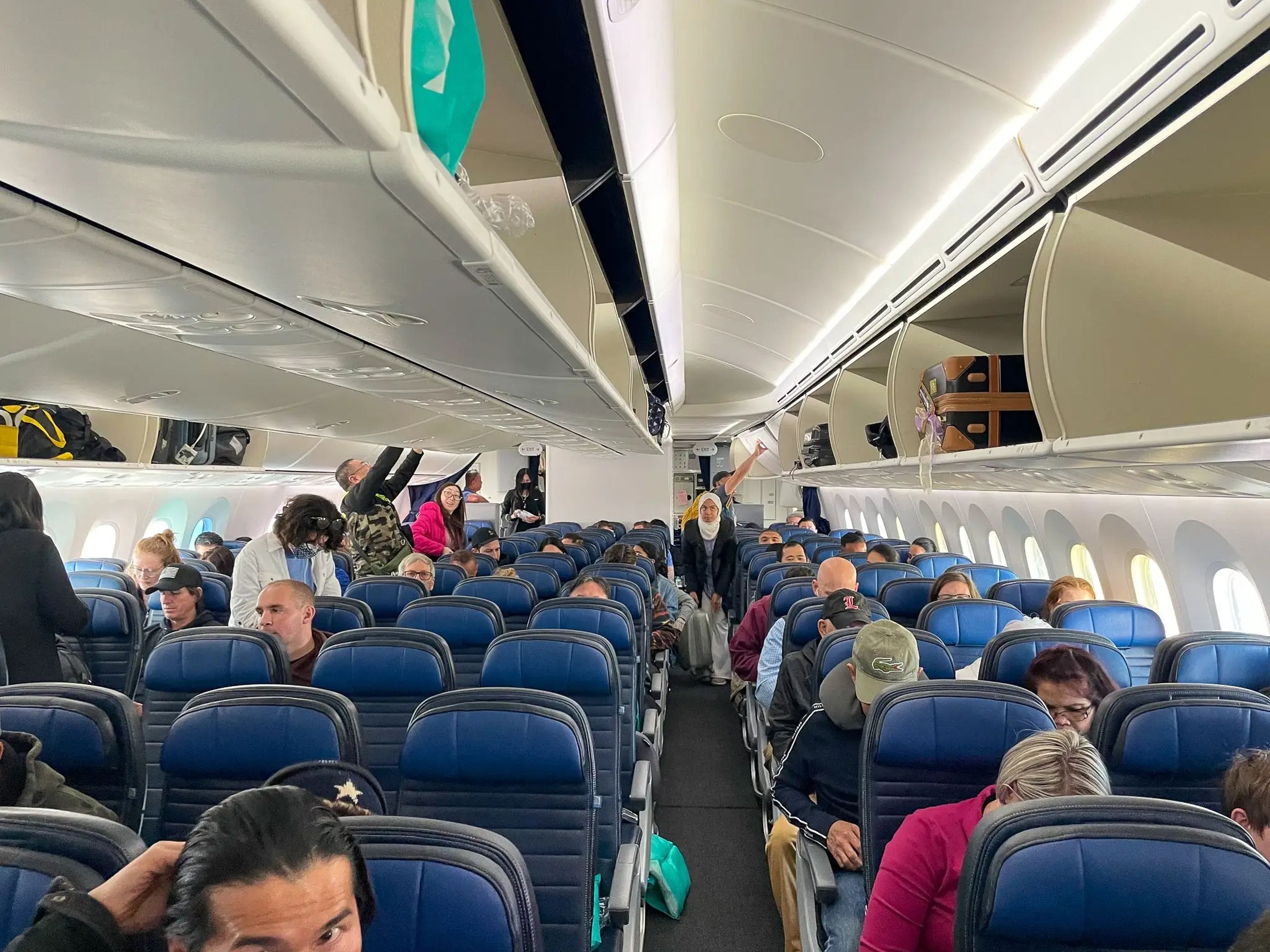 Clase turista de United Airlines en un vuelo de larga distancia a Tokio.
