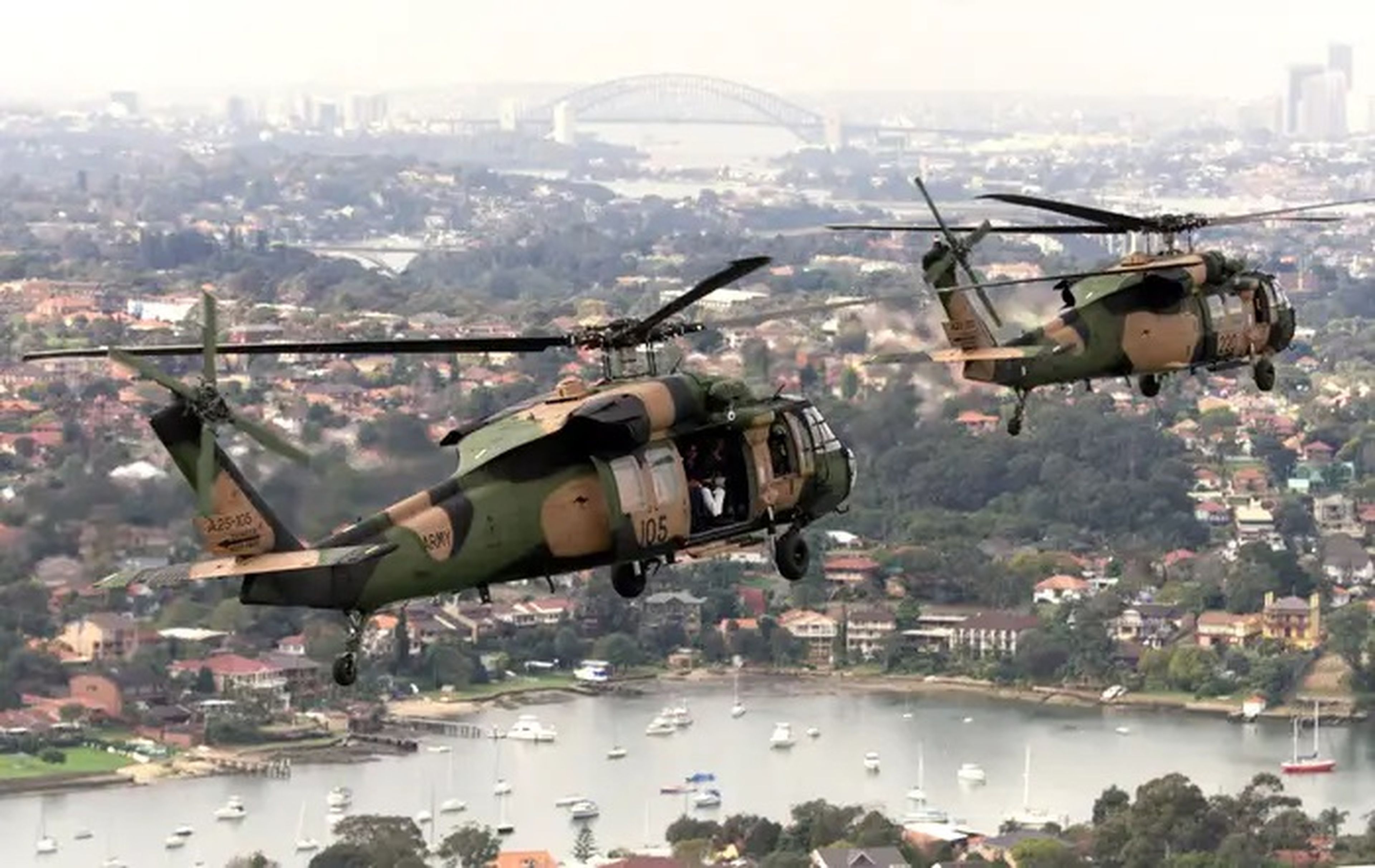 Dos helicópteros S70A-9 Blackhawk de las Fuerzas de Defensa Australianas (ADF) vuelan en formación a lo largo del río Parramatta de Sídney en 1999.