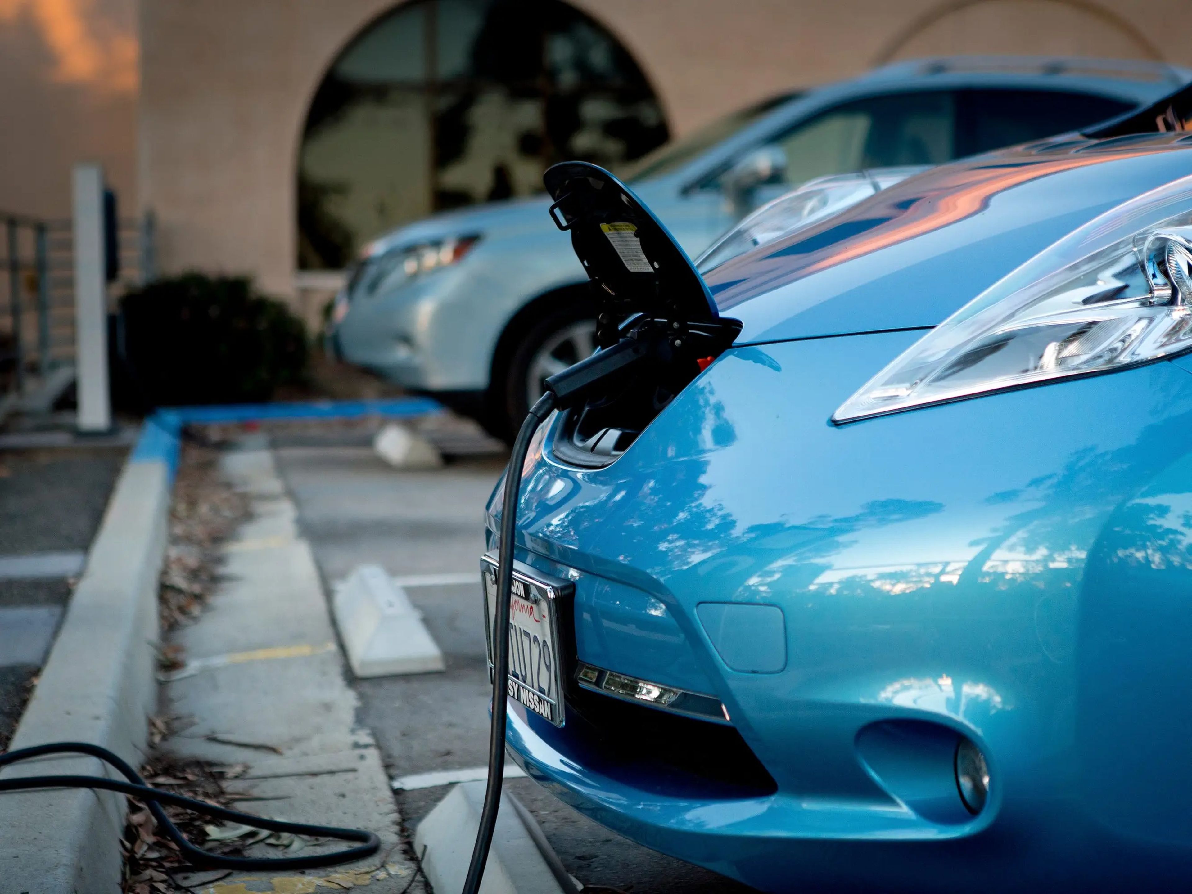 El coche eléctrico Nissan Leaf, en una estación de recarga de vehículos eléctricos en el Parque Balboa.