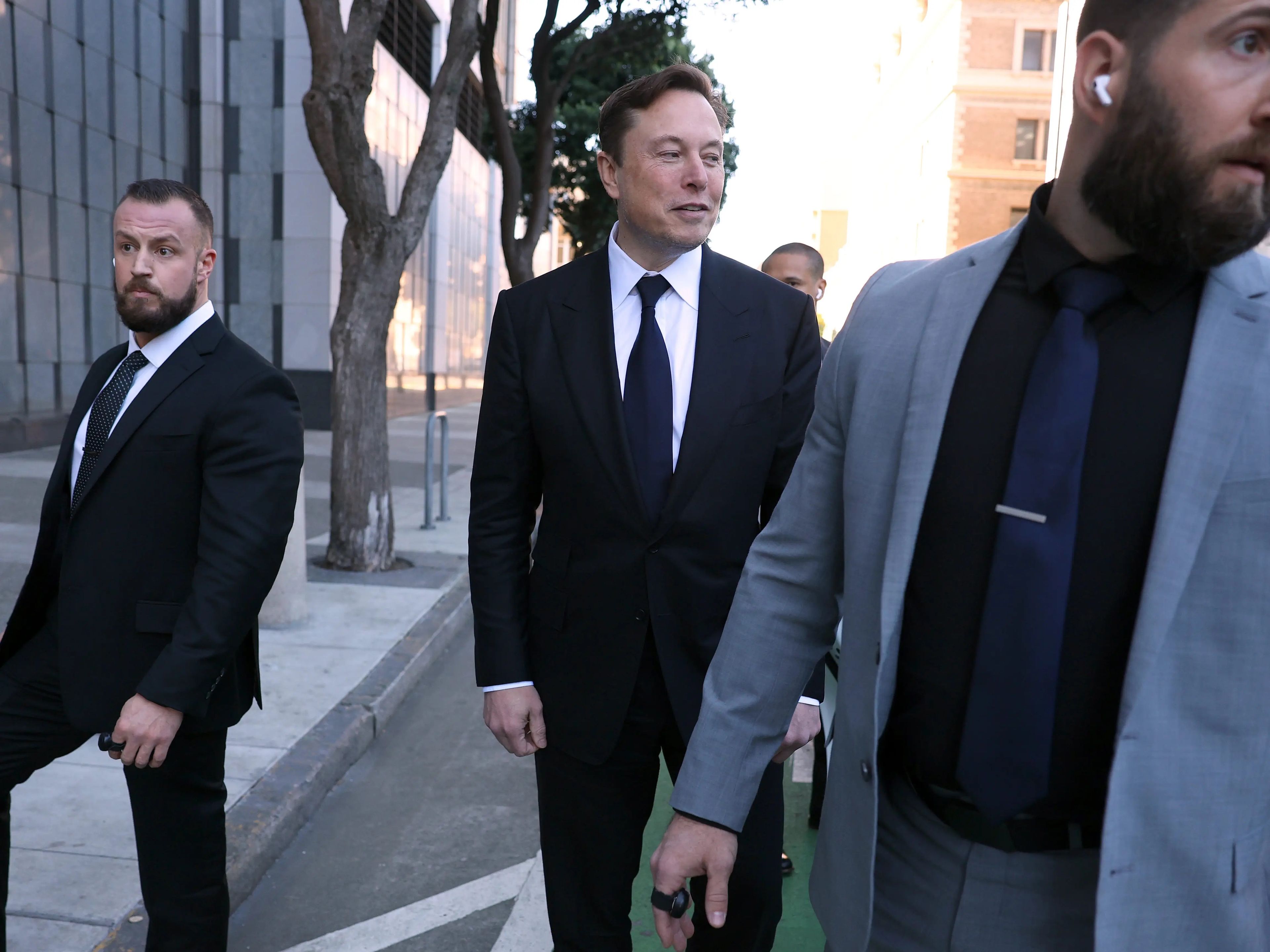 Elon Musk abandonó un tribunal de California con dos de sus guardaespaldas.