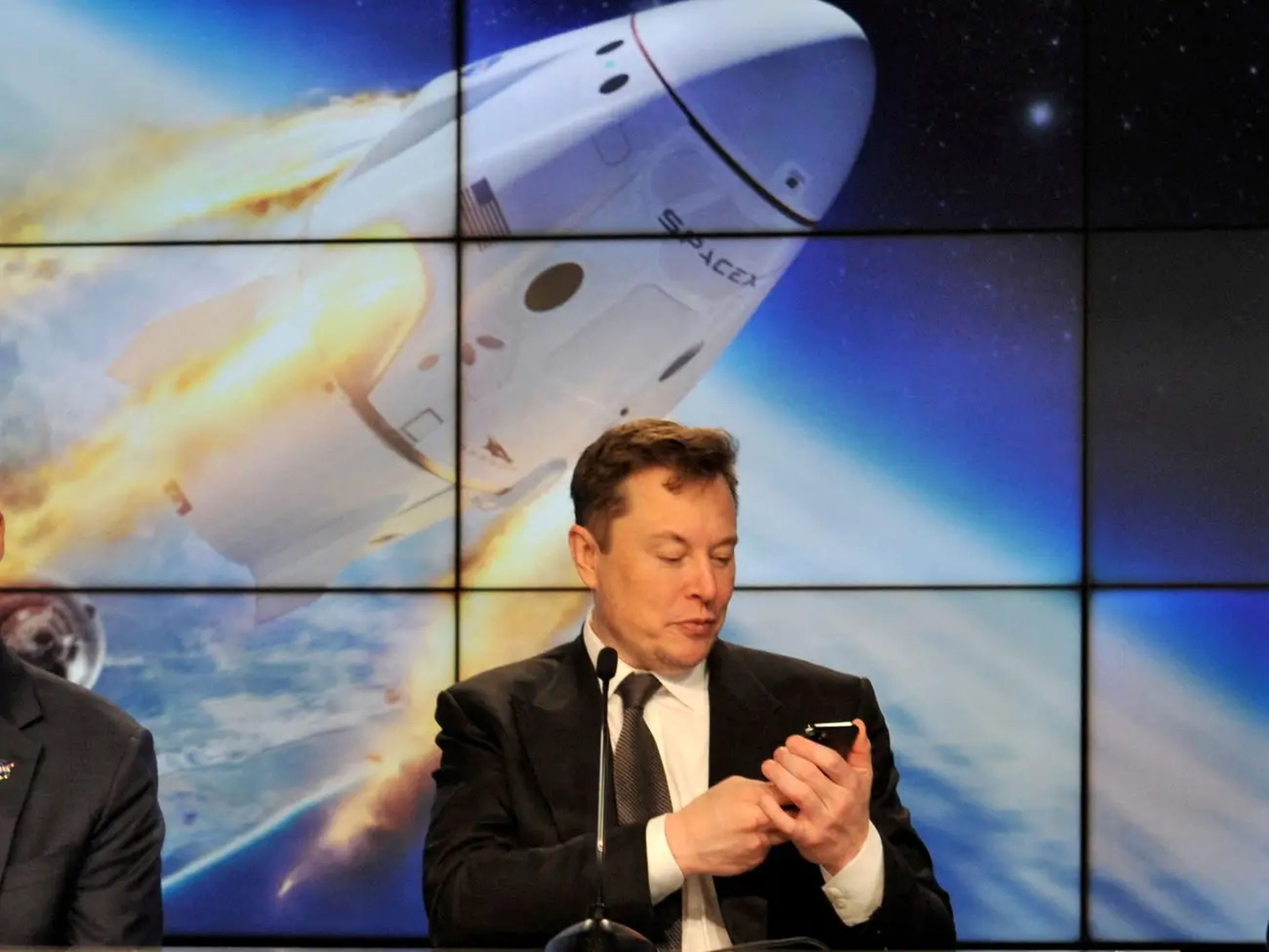 Elon Musk, CEO de Tesla, con una foto del cohete de SpaceX.