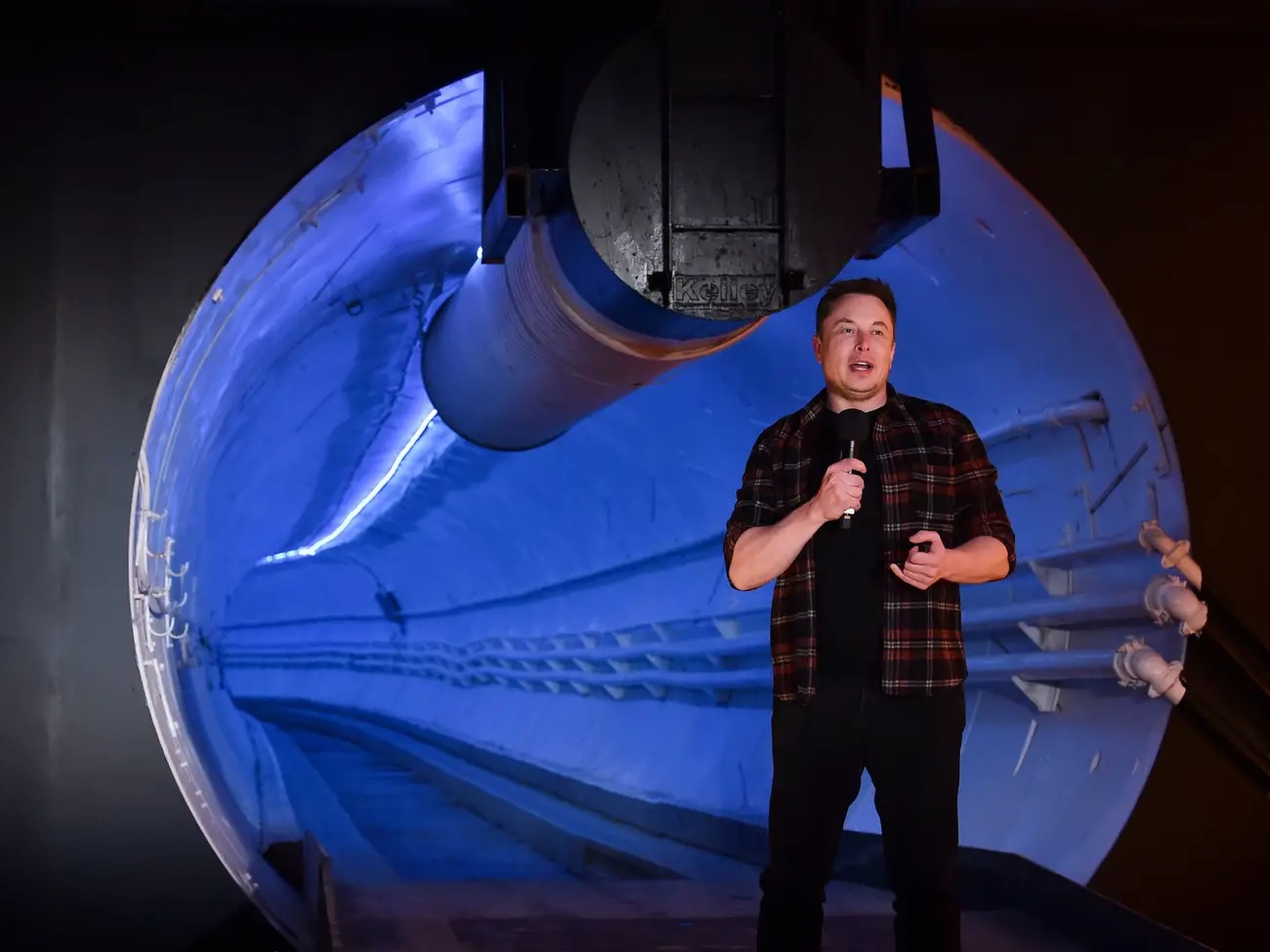 Elon Musk, cofundador y consejero delegado de Tesla, durante un acto de presentación del túnel de pruebas de Boring Company Hawthorne en Hawthorne, al sur de Los Ángeles, California.