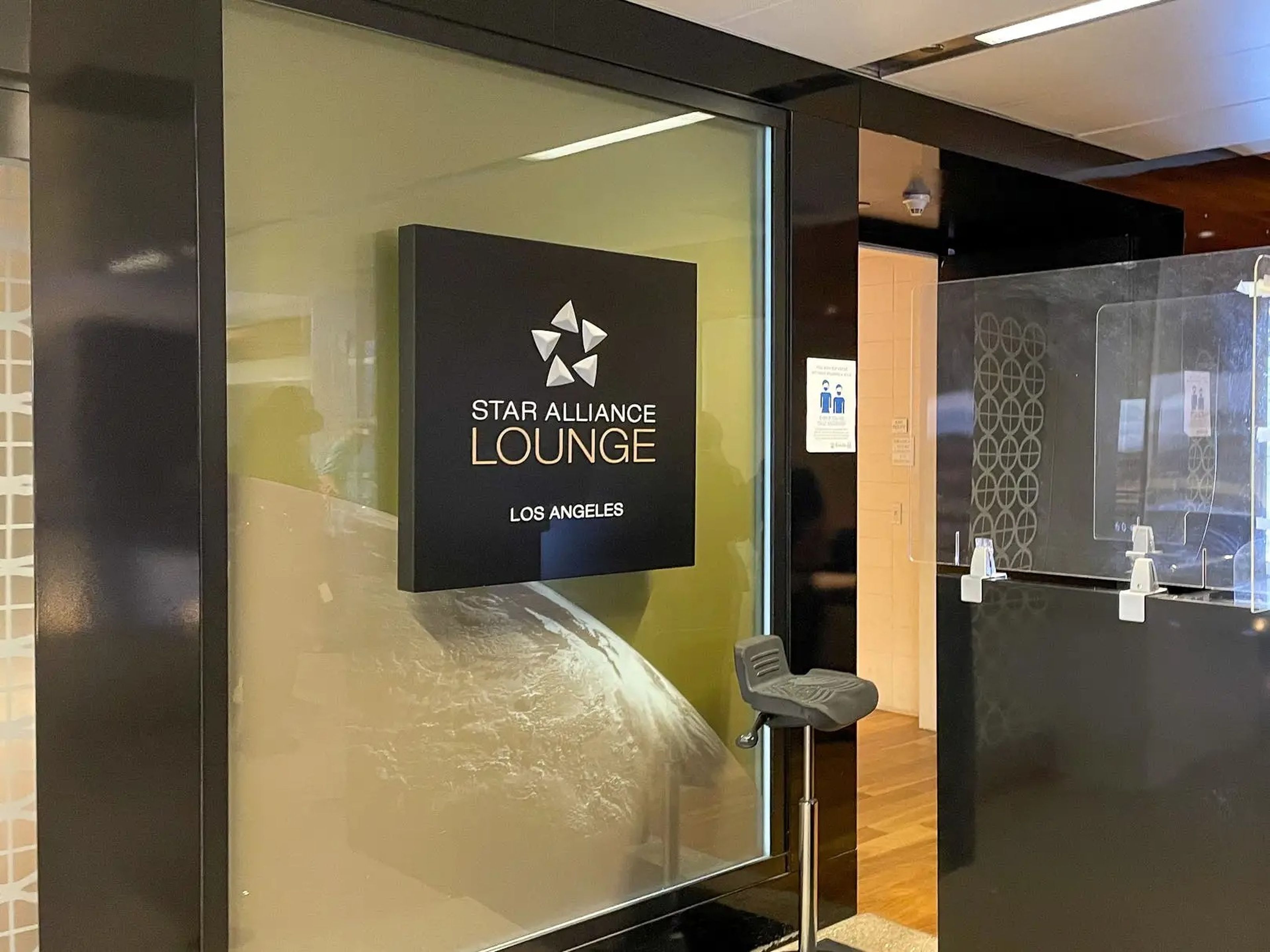 La entrada a la sala VIP de Star Alliance en el Aeropuerto Internacional de Los Ángeles.