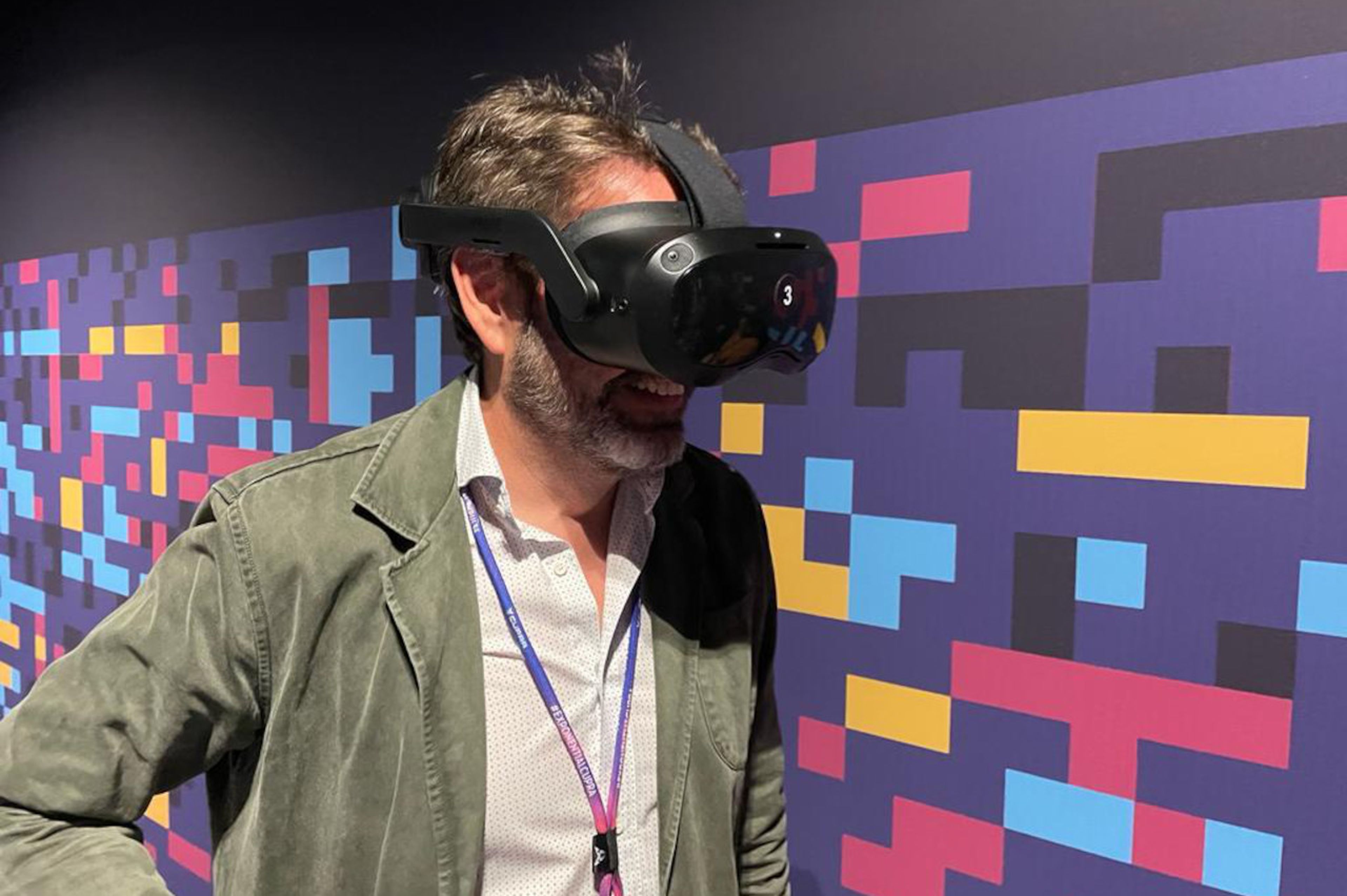 El redactor de Business Insider España con las gafas de realidad virtual para acceder al Metahype de Cupra 