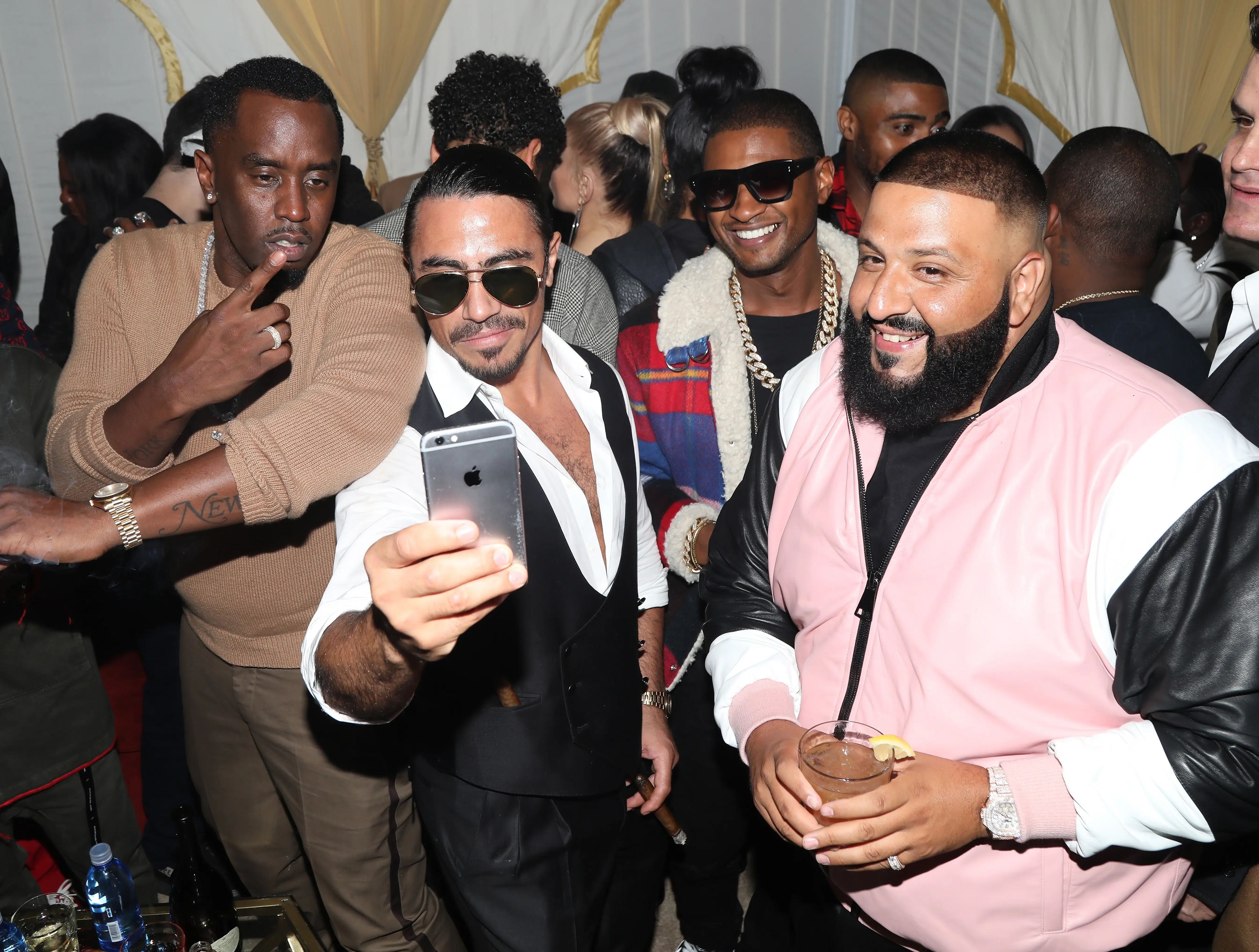 Gökçe haciéndose un selfie con Sean Combs, Usher y DJ Khaled.