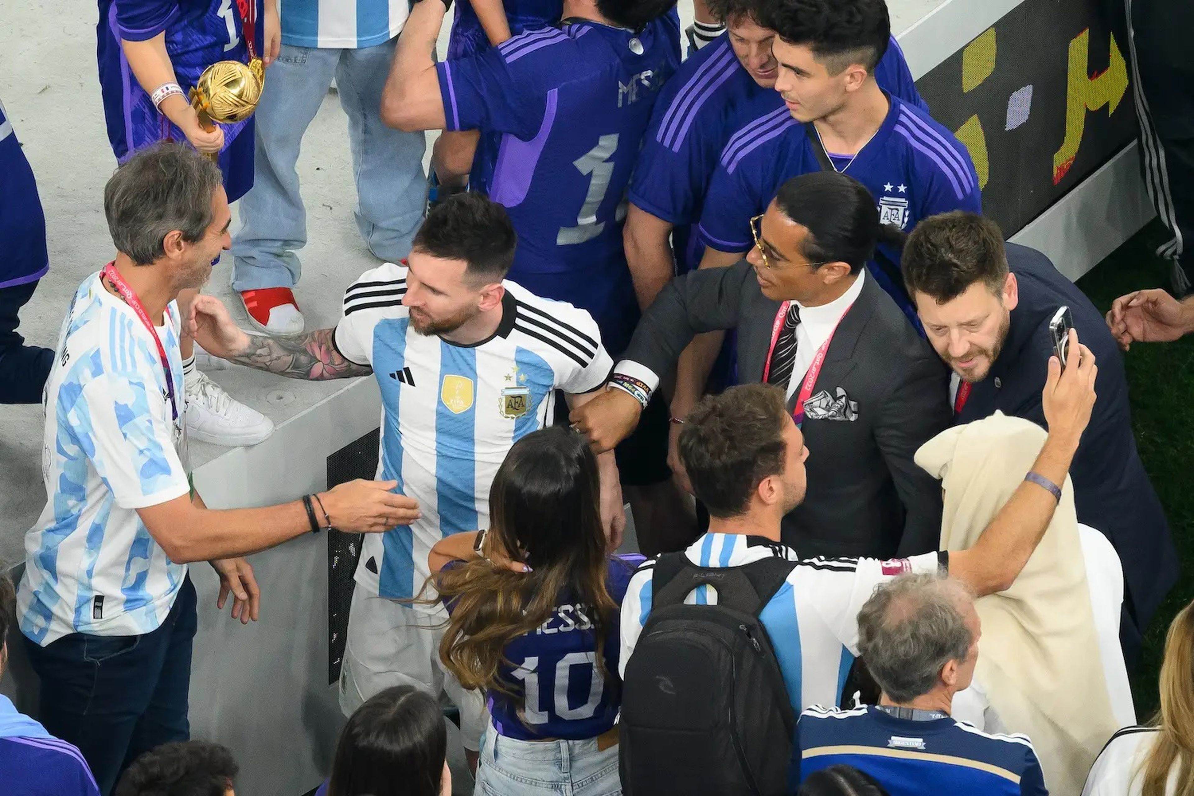 Gökçe intentó hacerse un selfie con Lionel Messi tras el último partido del Mundial 2022.