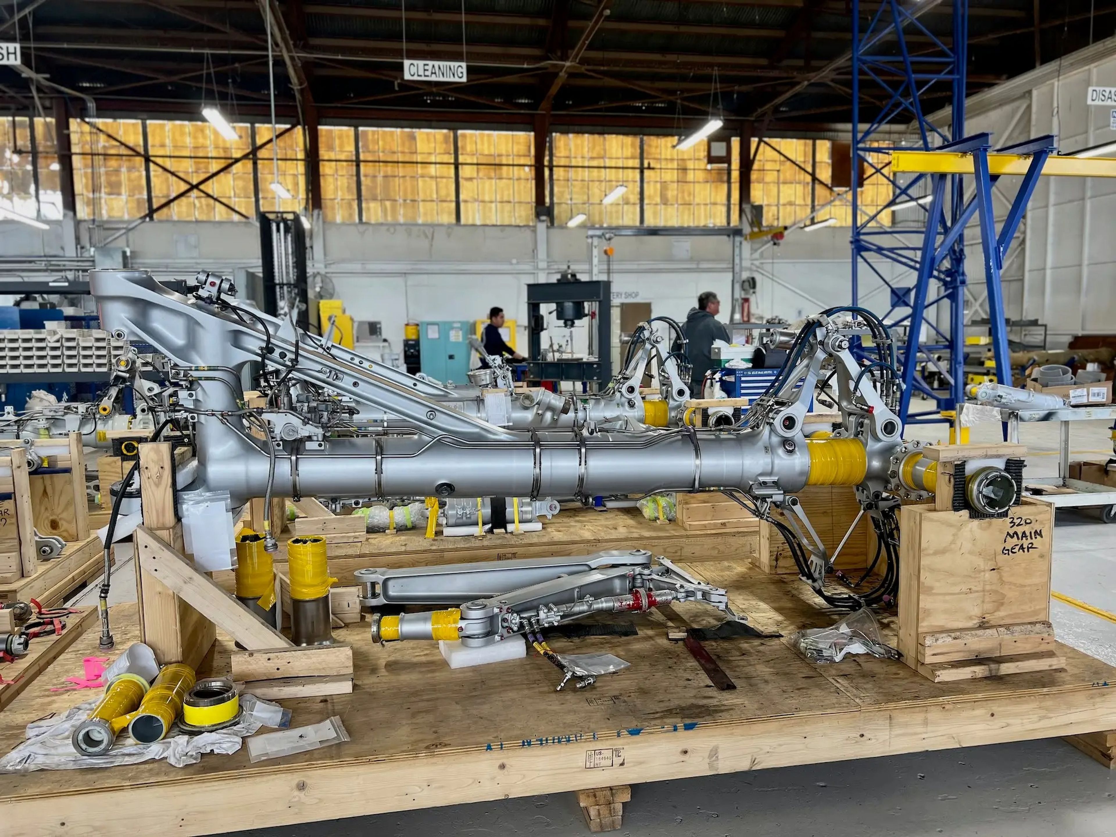 El AAS tiene su propio taller de trenes de aterrizaje para reparar y revisar piezas y reutilizarlas en otros aviones.