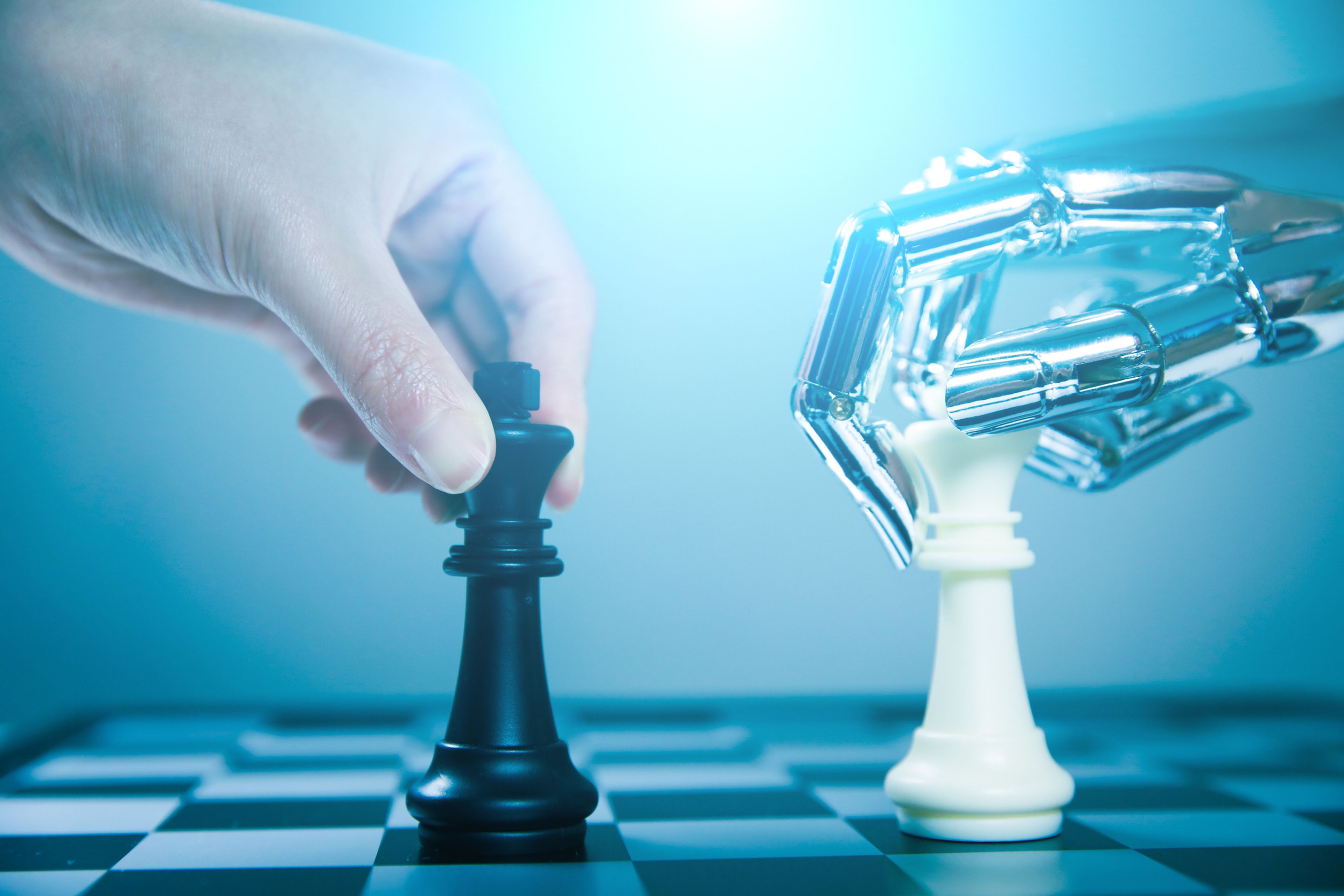 Inteligencia artificial, IA: robot y persona juegan al ajedrez