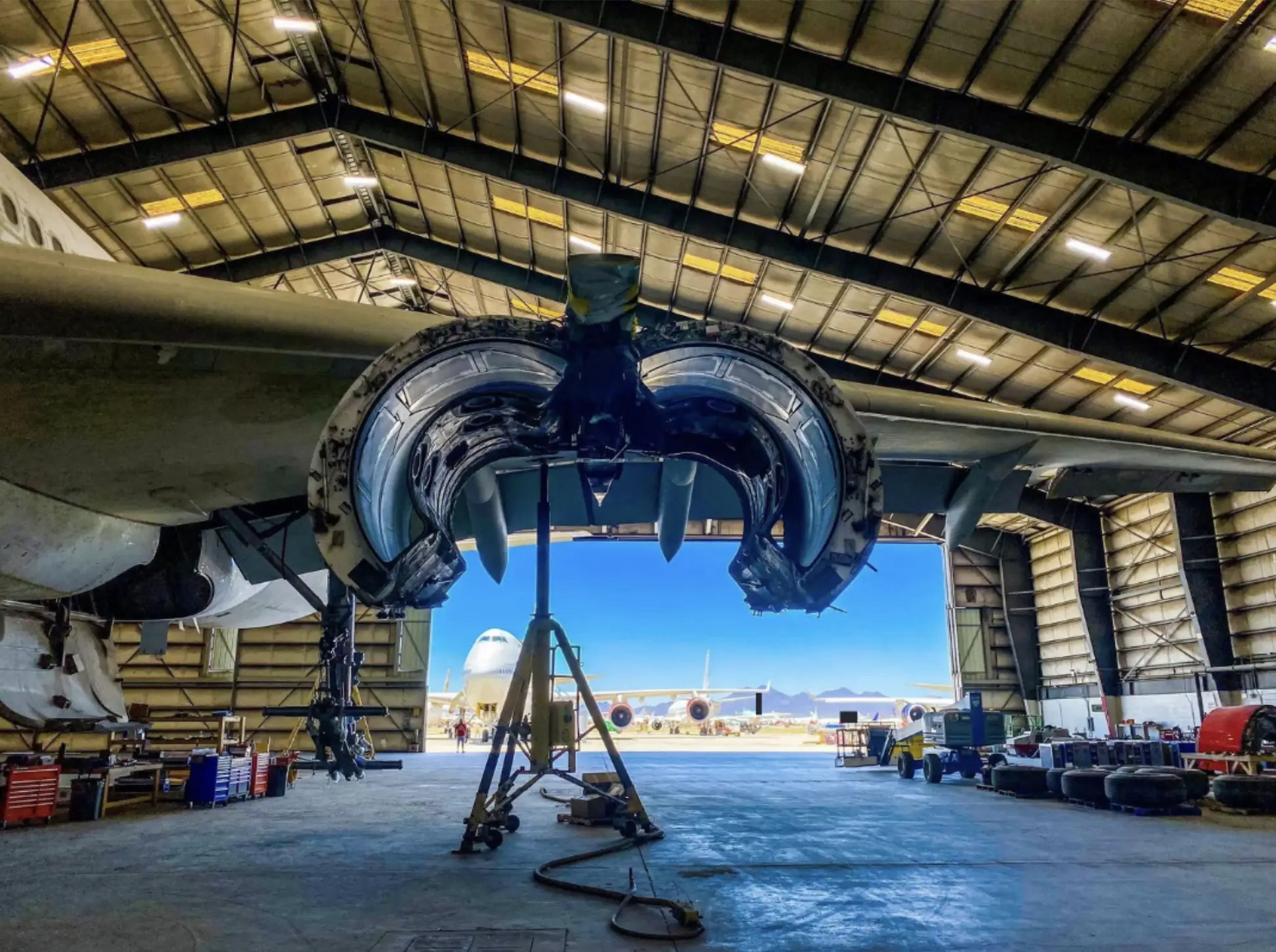 Un hangar de mantenimiento en el Pinal Airpark de Arizona.