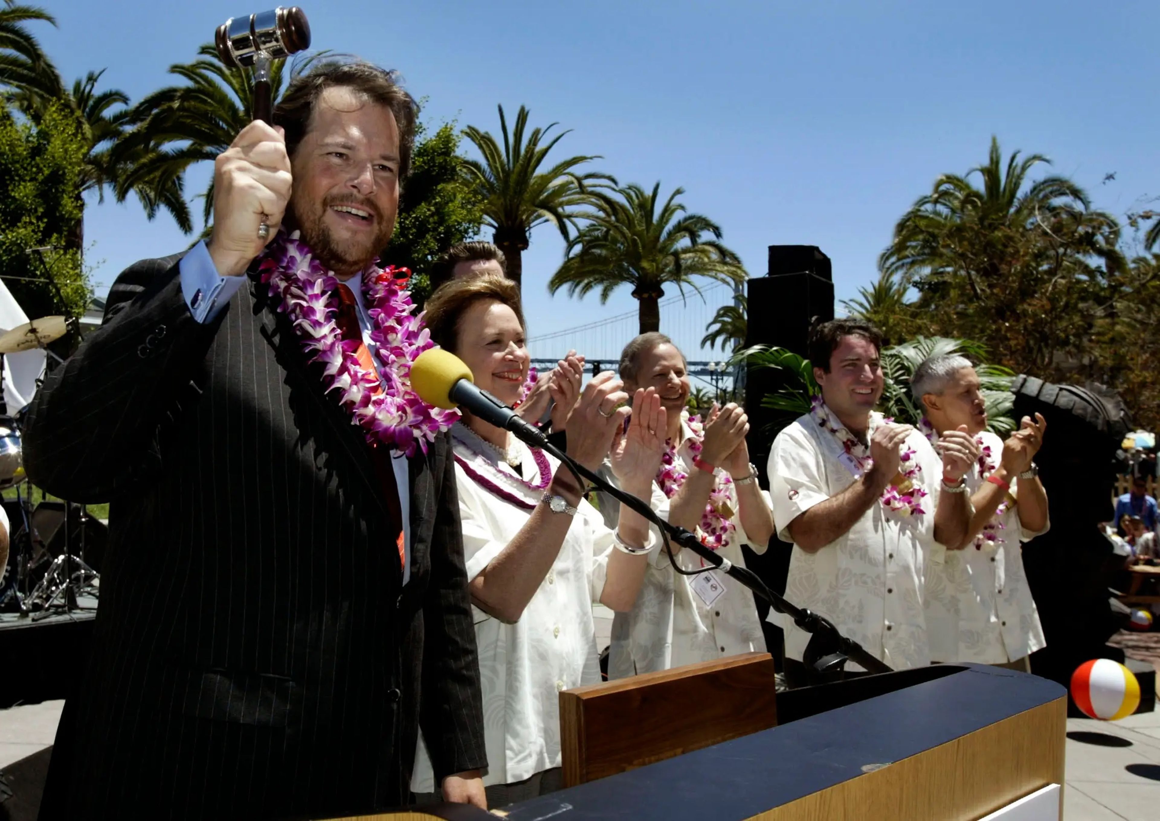 Marc Benioff tocó la campana de cierre de la Bolsa de Nueva York en San Francisco en 2005.