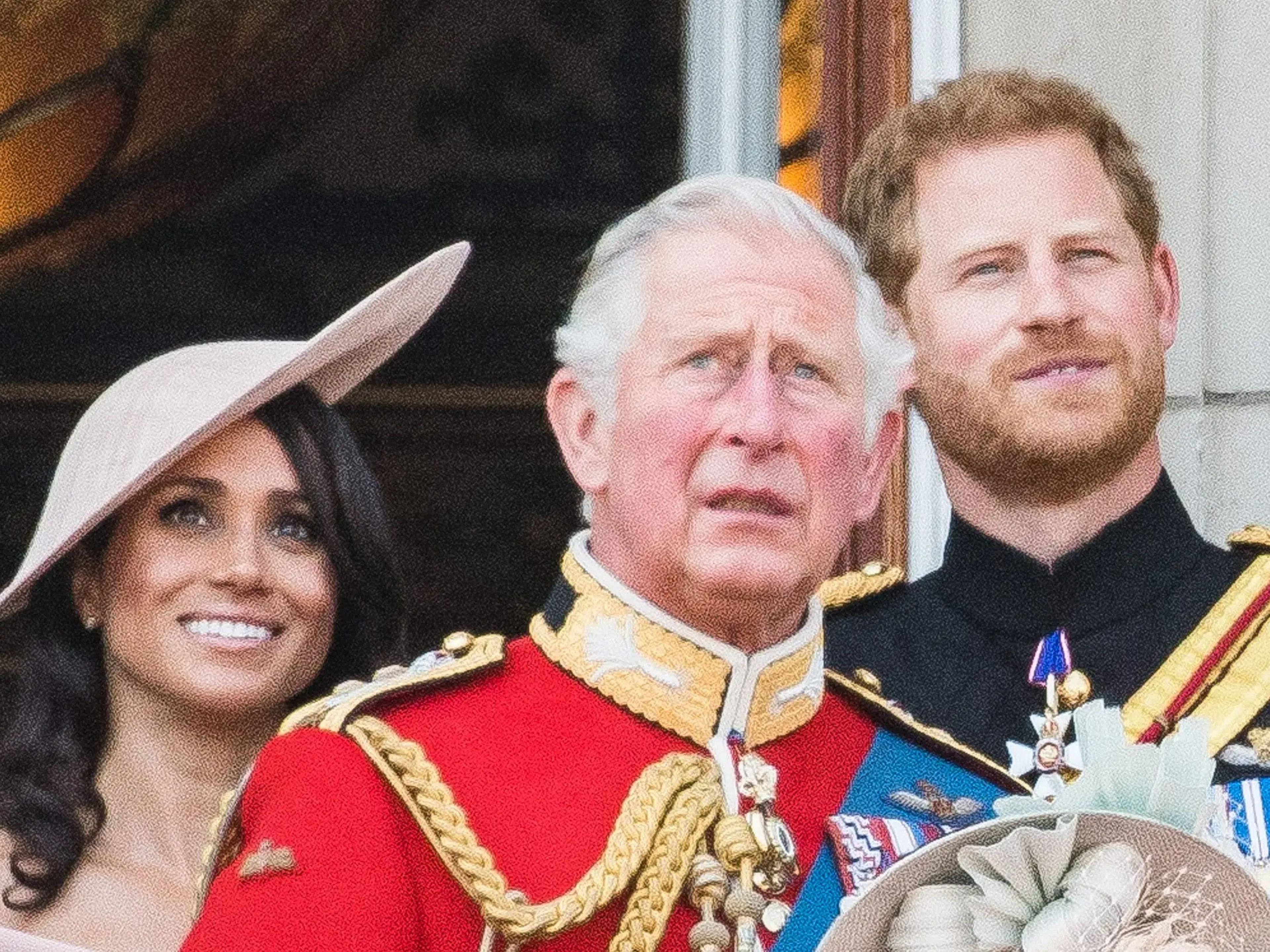 Meghan Markle, el rey Carlos III, y el príncipe Harry en 2018.
