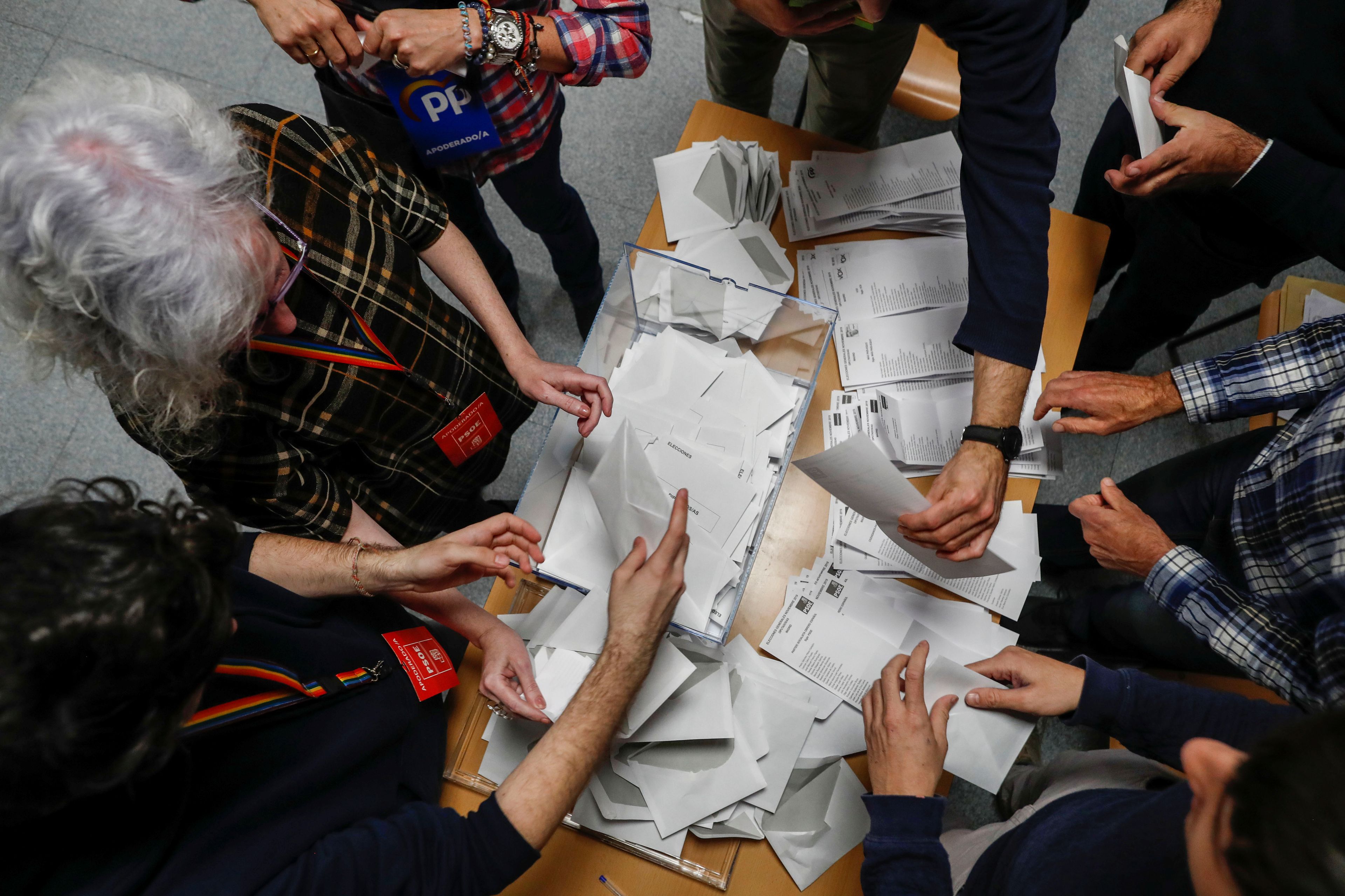 Mesa de votación en las elecciones generales de noviembre de 2019.