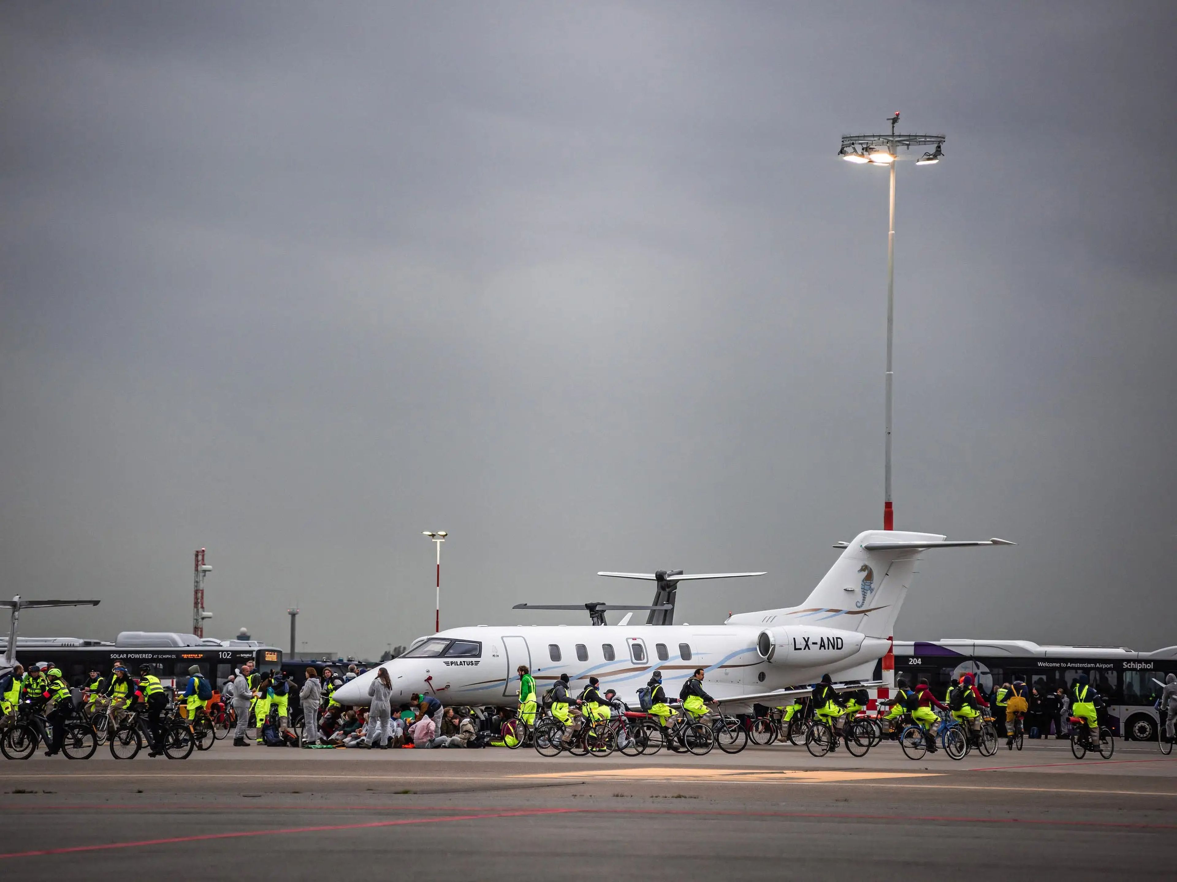 Más de 200 activistas de Extinction Rebellion y Greenpeace fueron detenidos en noviembre cuando intentaban impedir el despegue de aviones privados en el aeropuerto Schiphol-East de Ámsterdam durante una manifestación por el clima.