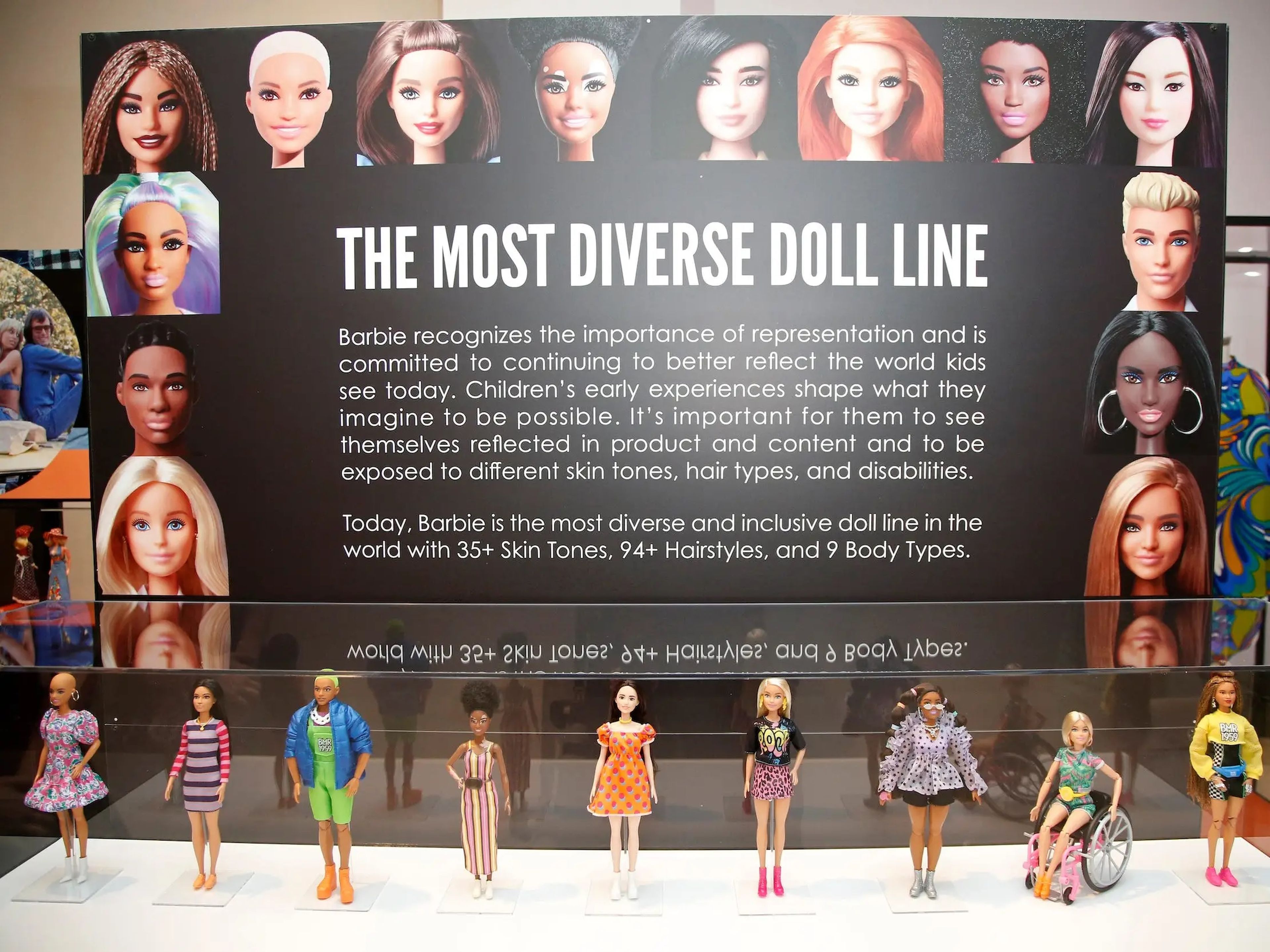 Una muestra de diversas Barbies en 2023.