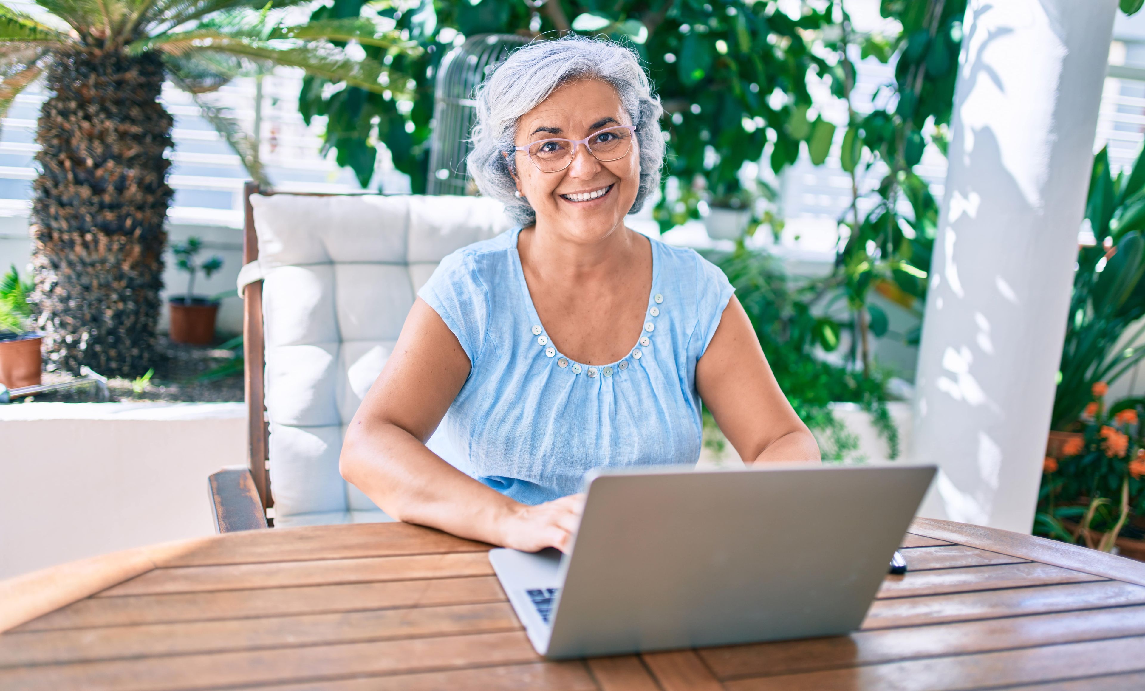 Mujer mayor trabajando en el ordenador