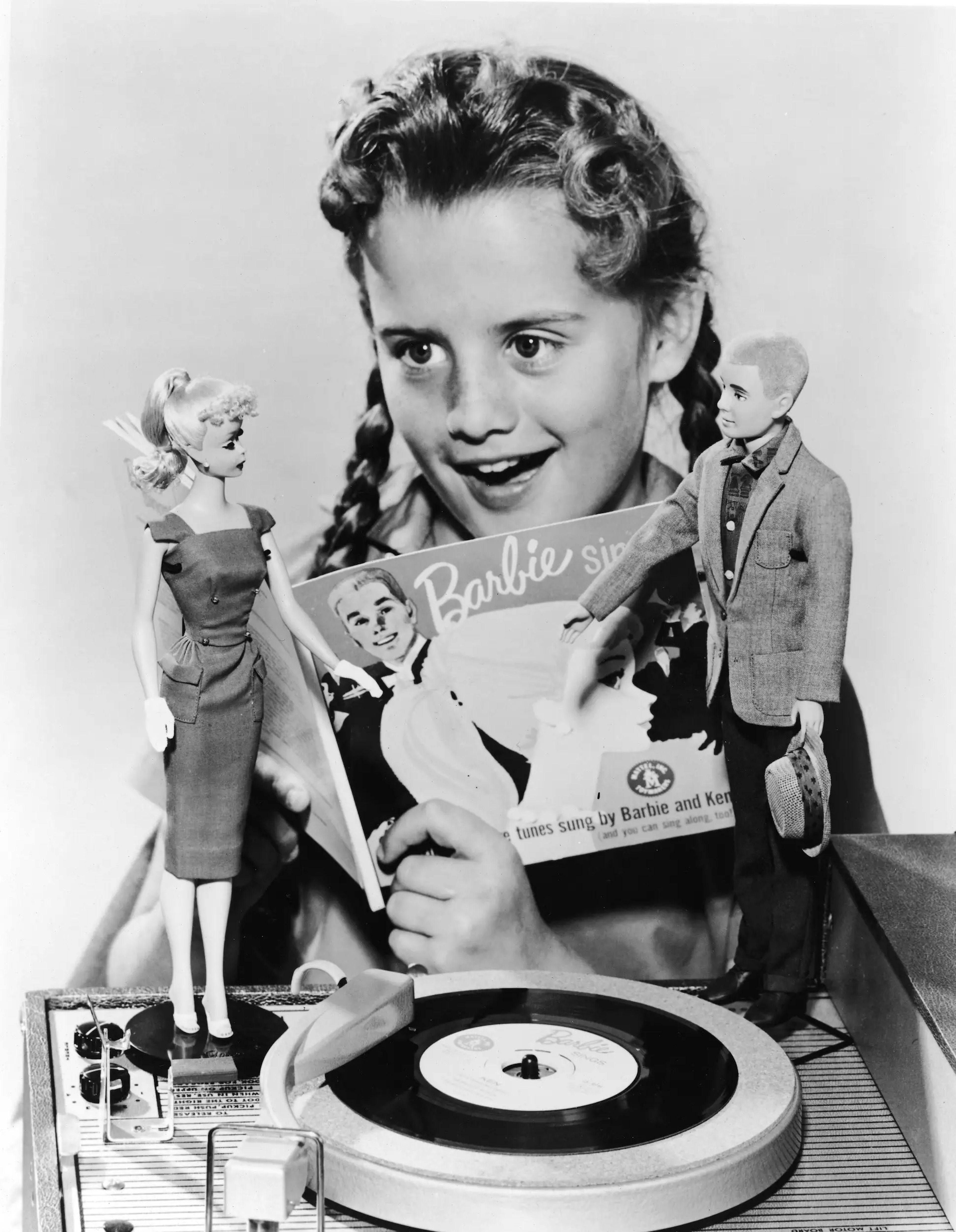 Una niña cantando junto a sus muñecos Barbie y Ken una canción llamada 'Barbie Sings' en 1961.