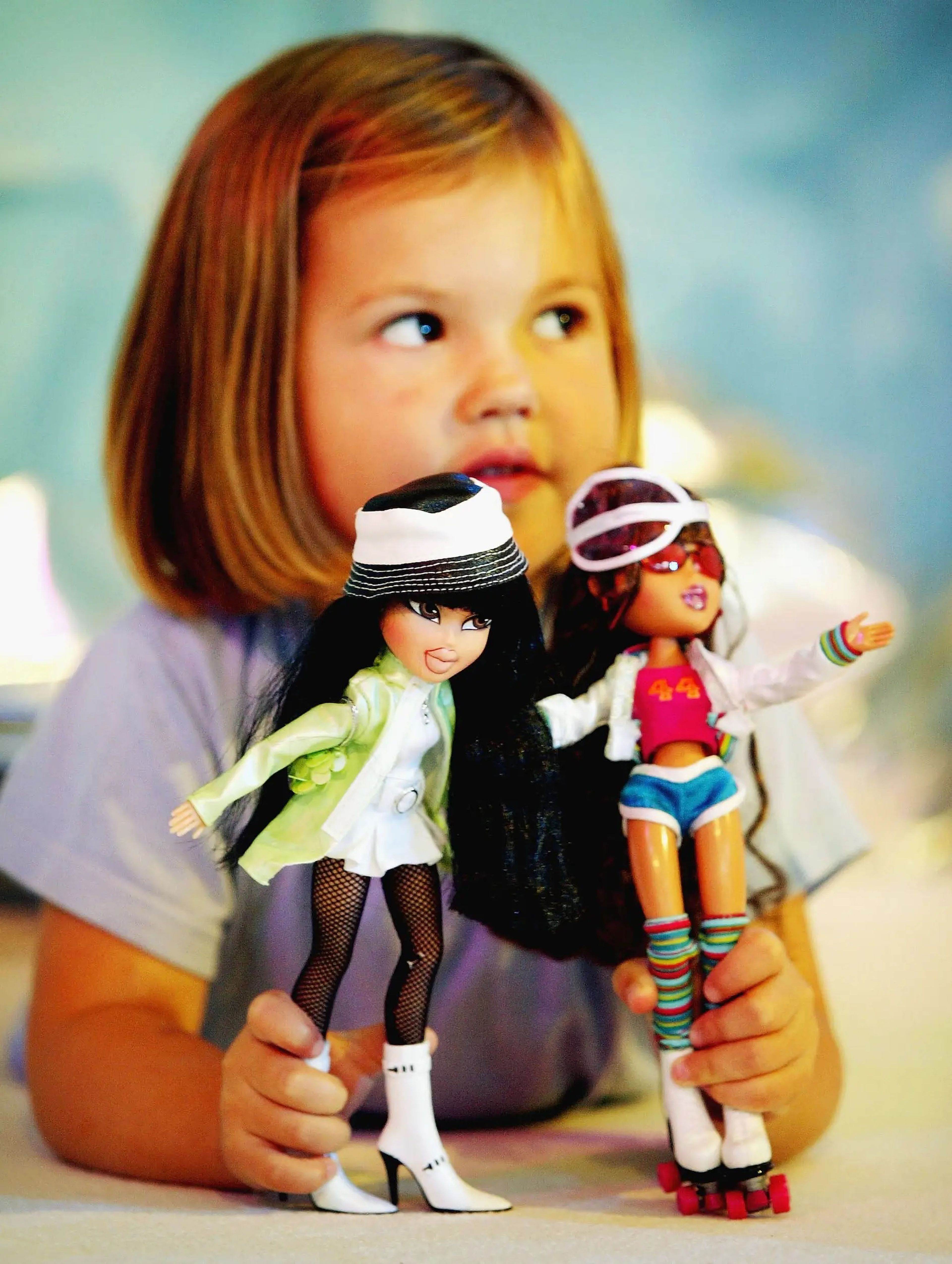 Una niña jugando con sus muñecas Bratz en 2004.