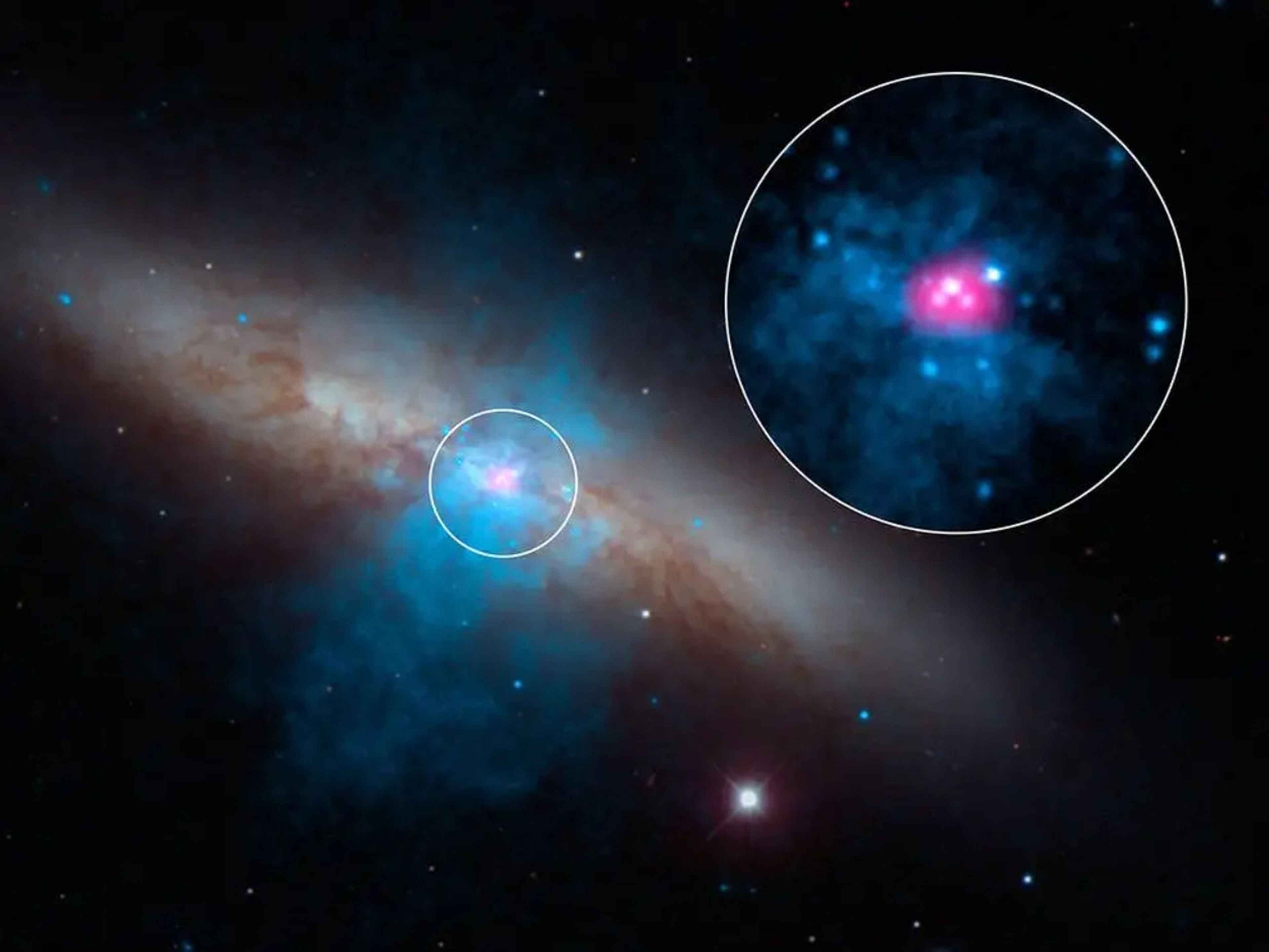 Una fuente ultraluminosa de rayos X llamada M82 X-2 se muestra aquí dentro de la galaxia Messier 82 en esta imagen pseudocoloreada y en luz visible.