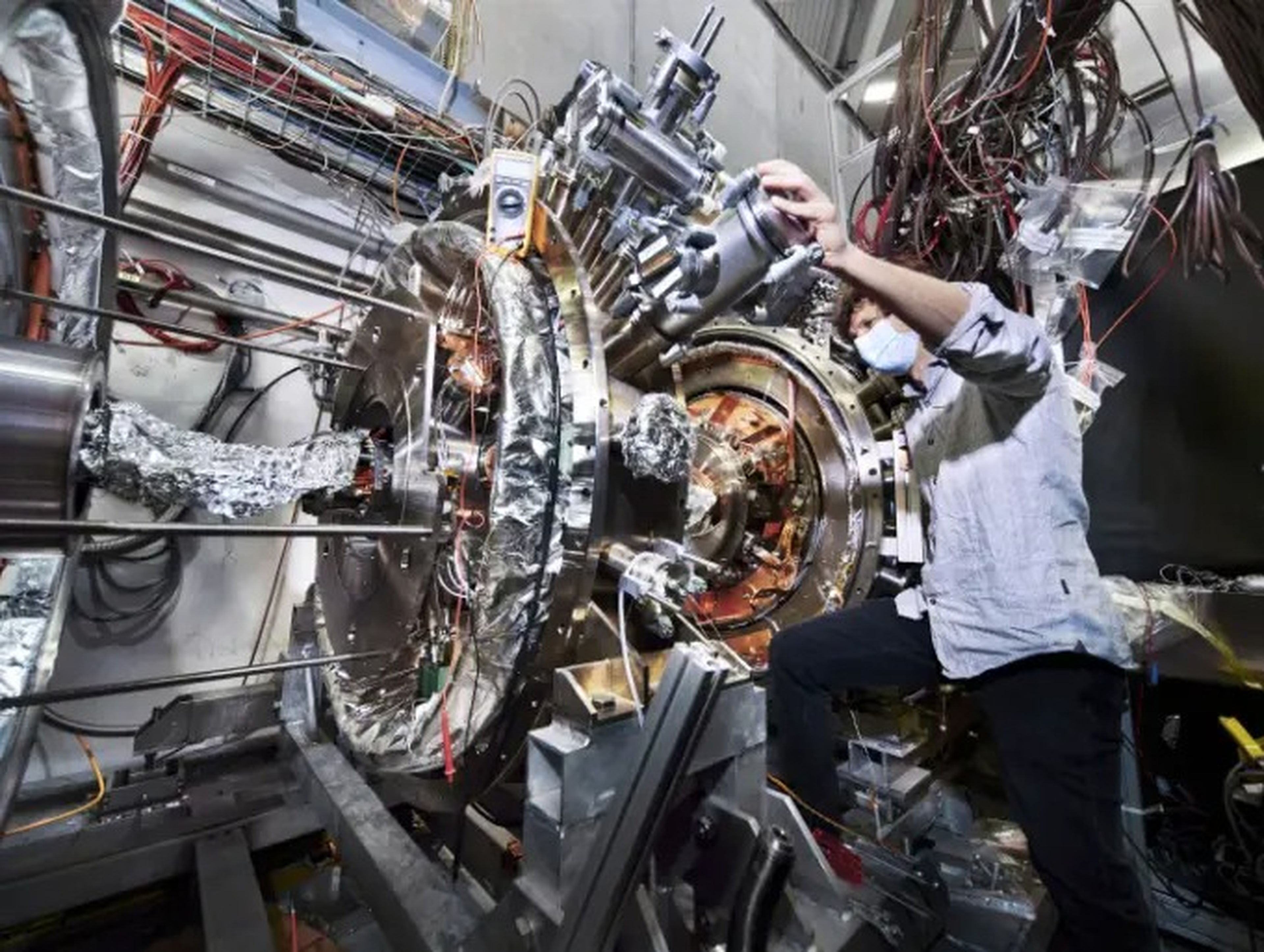 Un técnico revisa uno de los muchos instrumentos de la fábrica de antimateria del CERN.