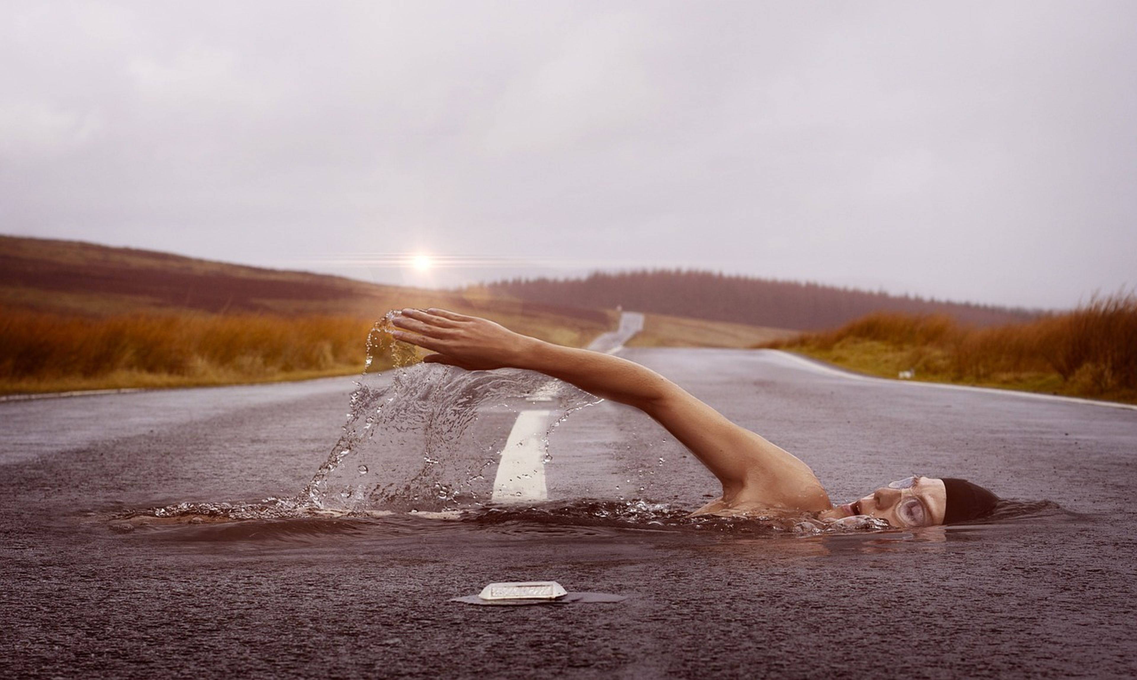 Una persona nada en una carretera de agua. 