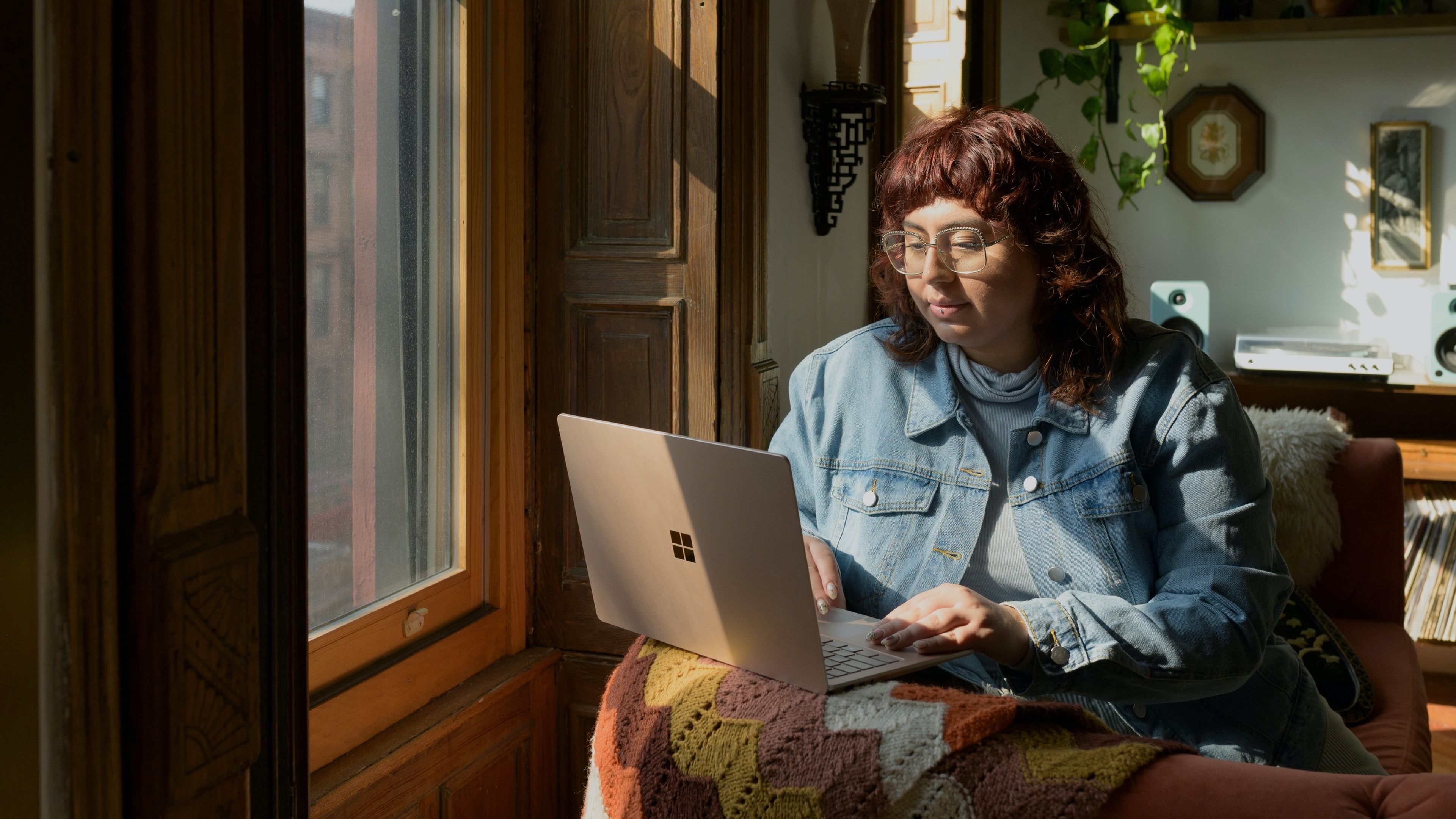 Persona utilizando un portátil Microsoft Surface en una ventana