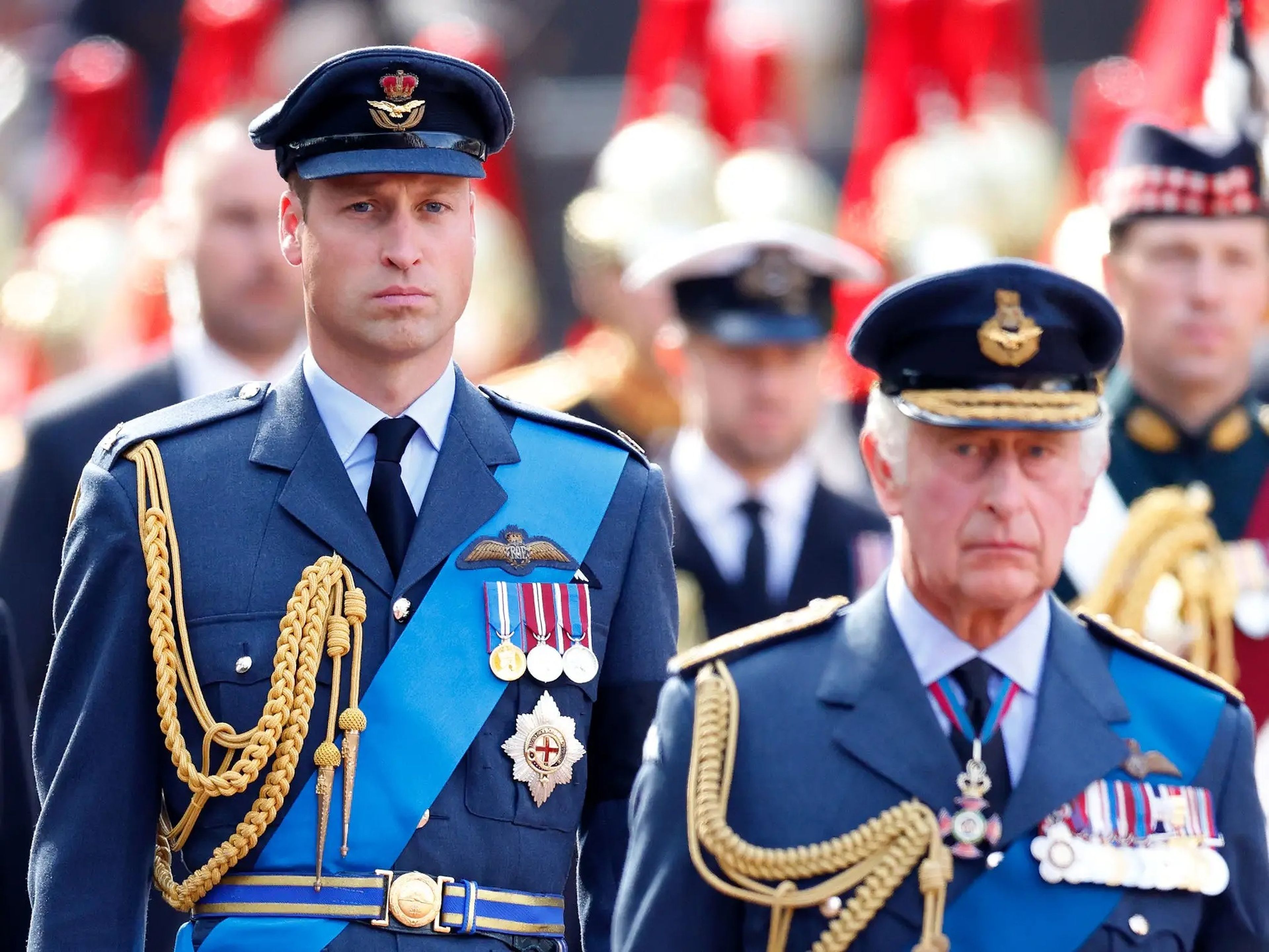 El Príncipe Guillermo y el Rey Carlos III caminan detrás del féretro de la Reina Isabel II.