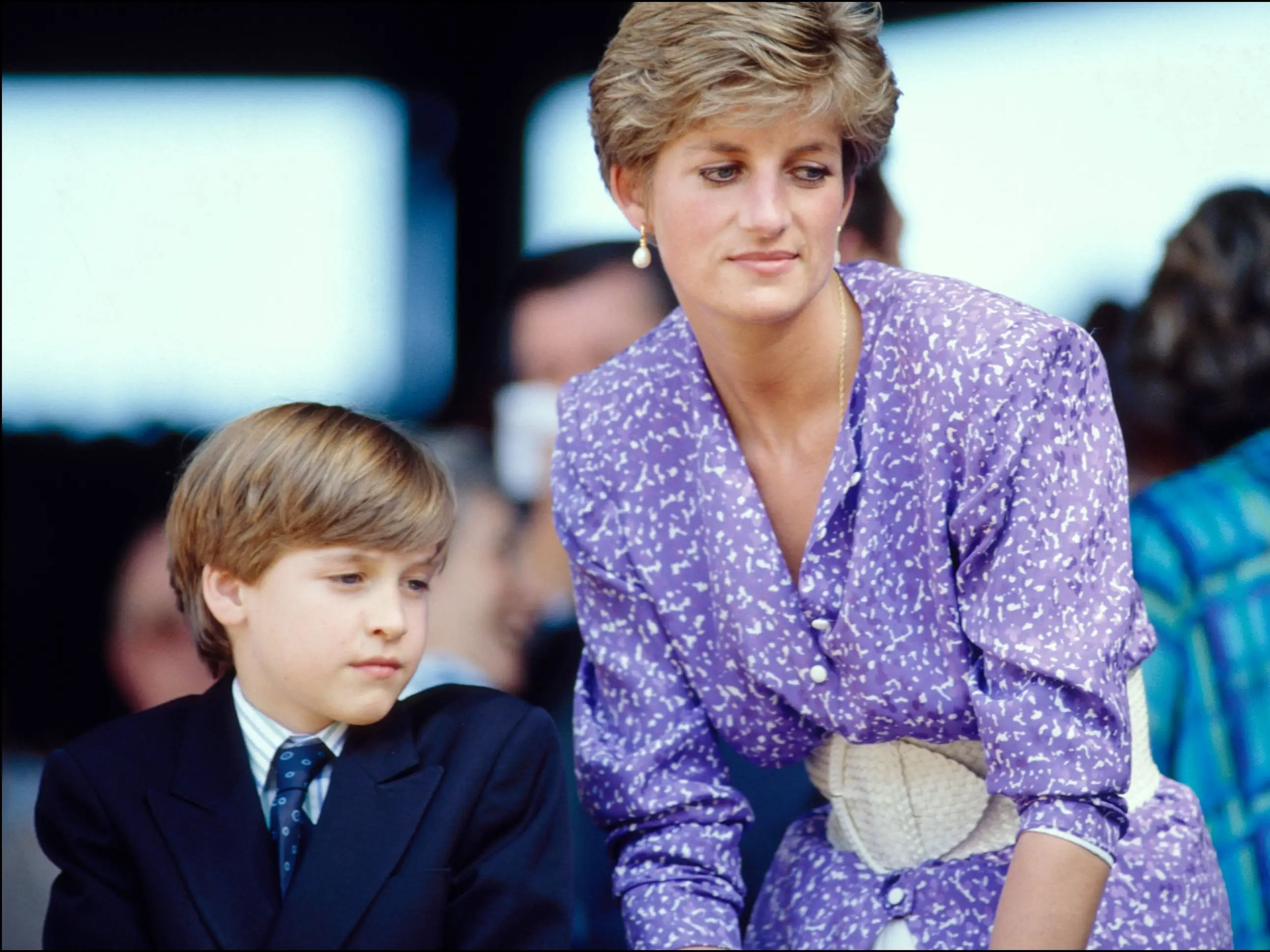La Princesa Diana y el Príncipe Guillermo disfrutando de un partido de tenis del Campeonato de Wimbledon en 1991.