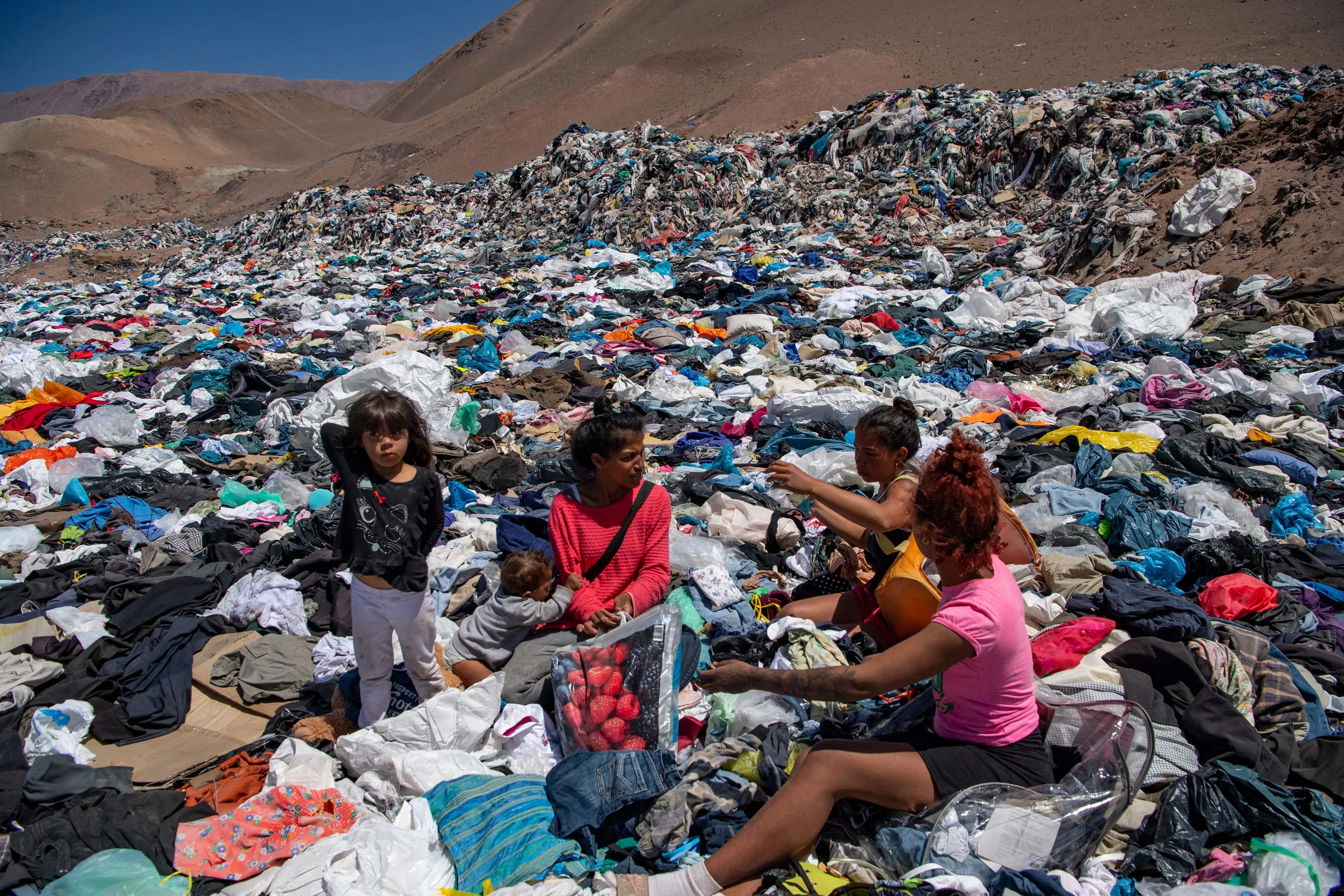 Mujeres buscando ropa en el desierto de Atacama.