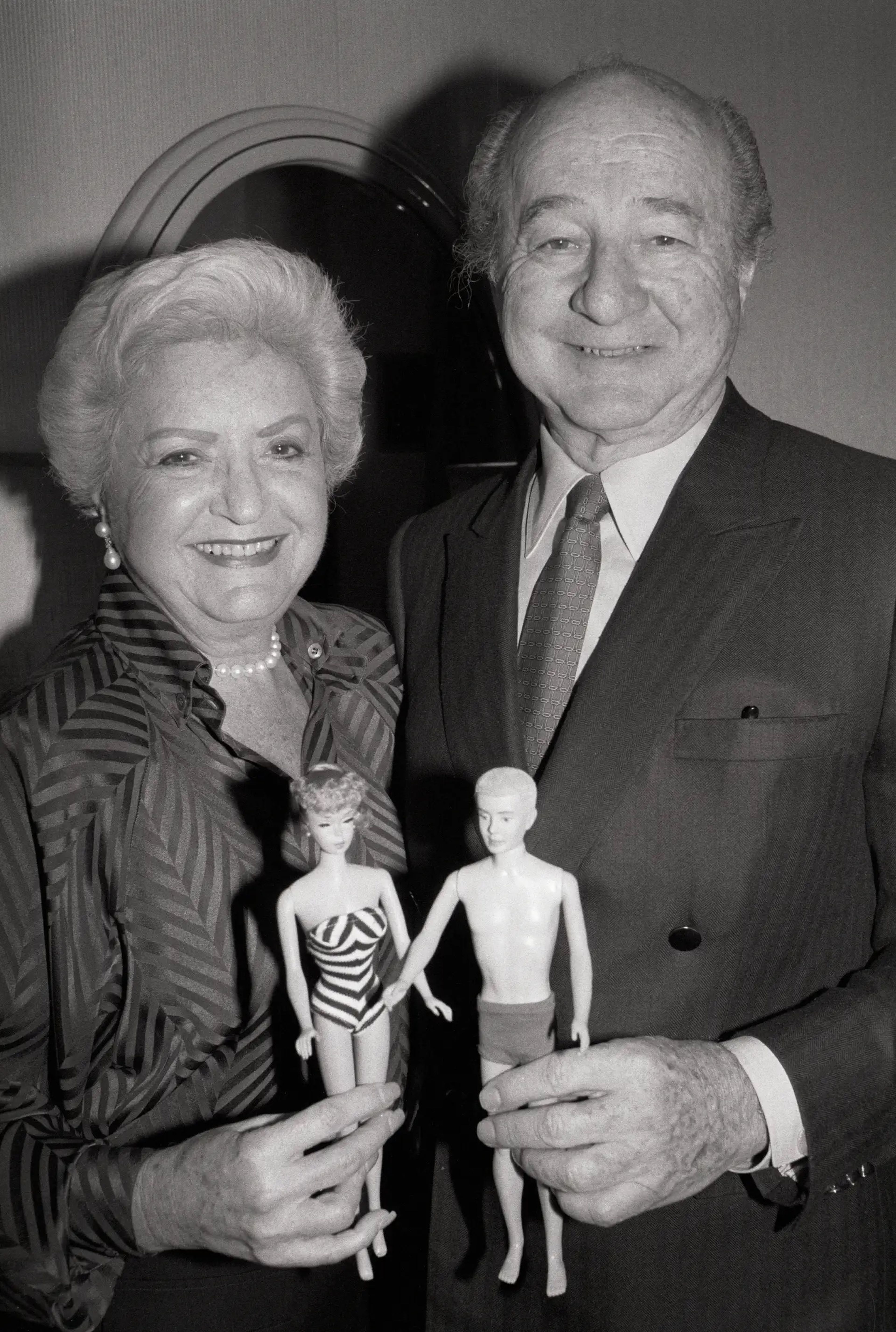 Ruth y Elliot Handler con muñecos Barbie en 1987.