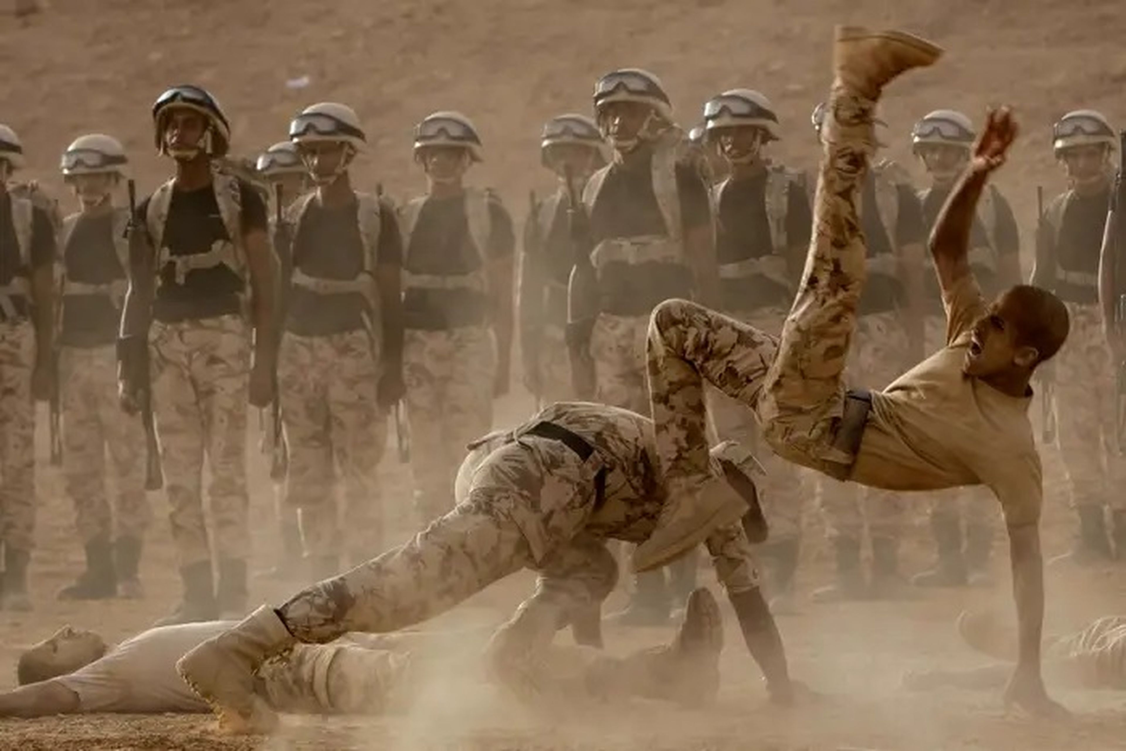 Soldados graduados de las fuerzas especiales saudíes demuestran sus habilidades de combate sin armas en Riad, junio de 2010.