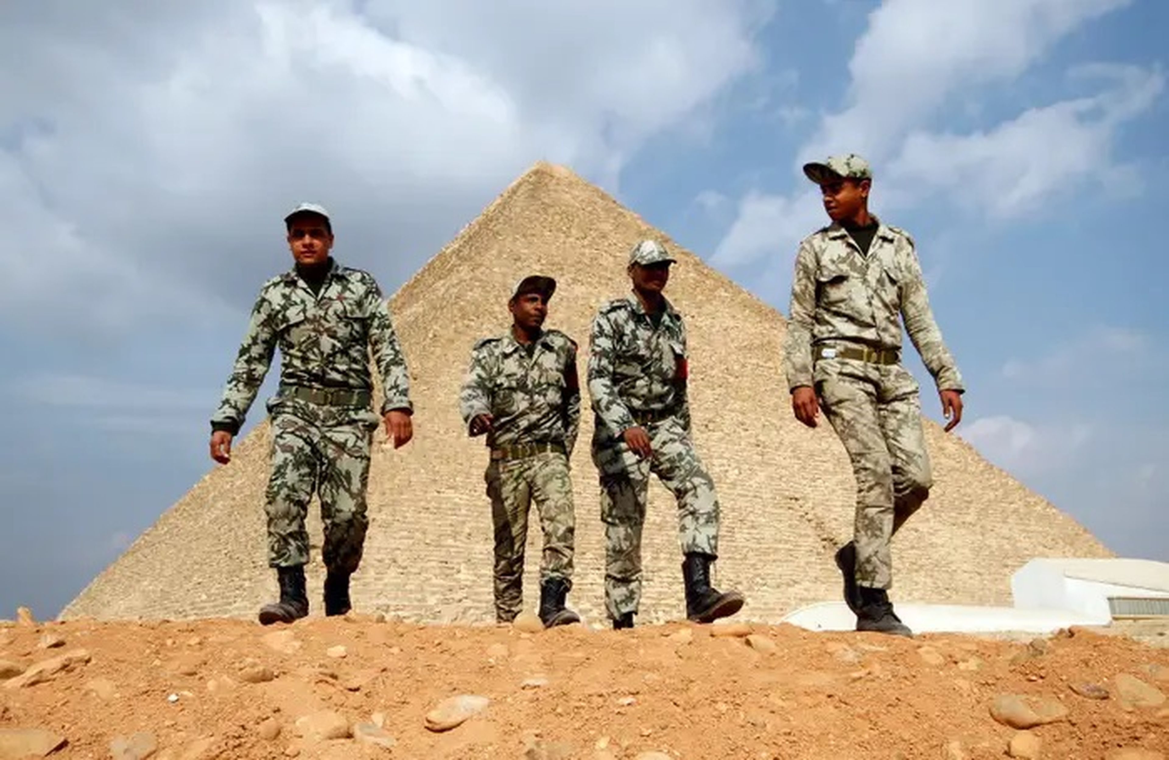 Soldados egipcios frente a las pirámides de la Gran Giza, en las afueras de El Cairo, 9 de febrero de 2011.