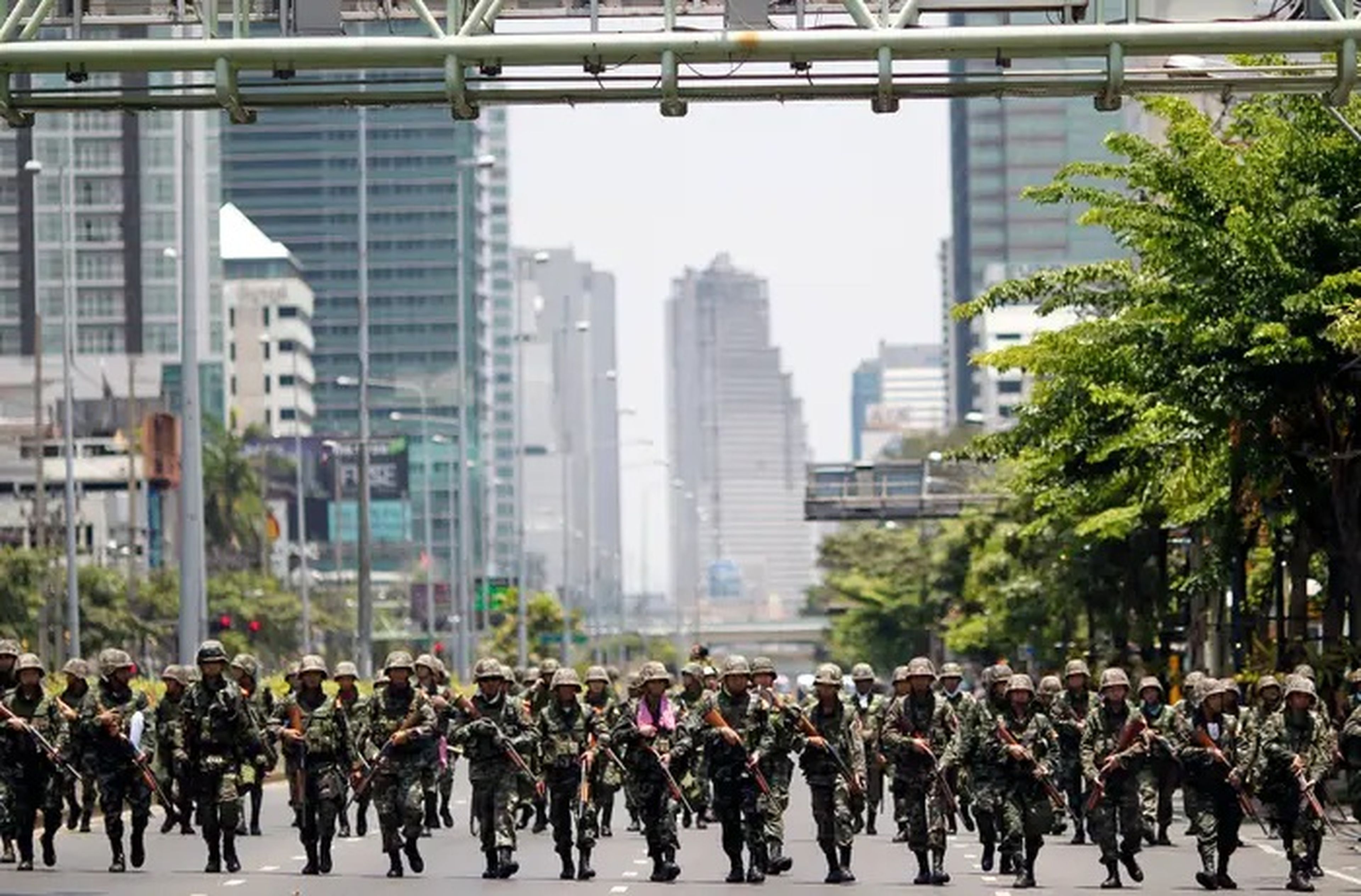 Soldados tailandeses marchan por el distrito financiero de Bangkok mientras se enfrentan a manifestantes antigubernamentales en mayo de 2010.