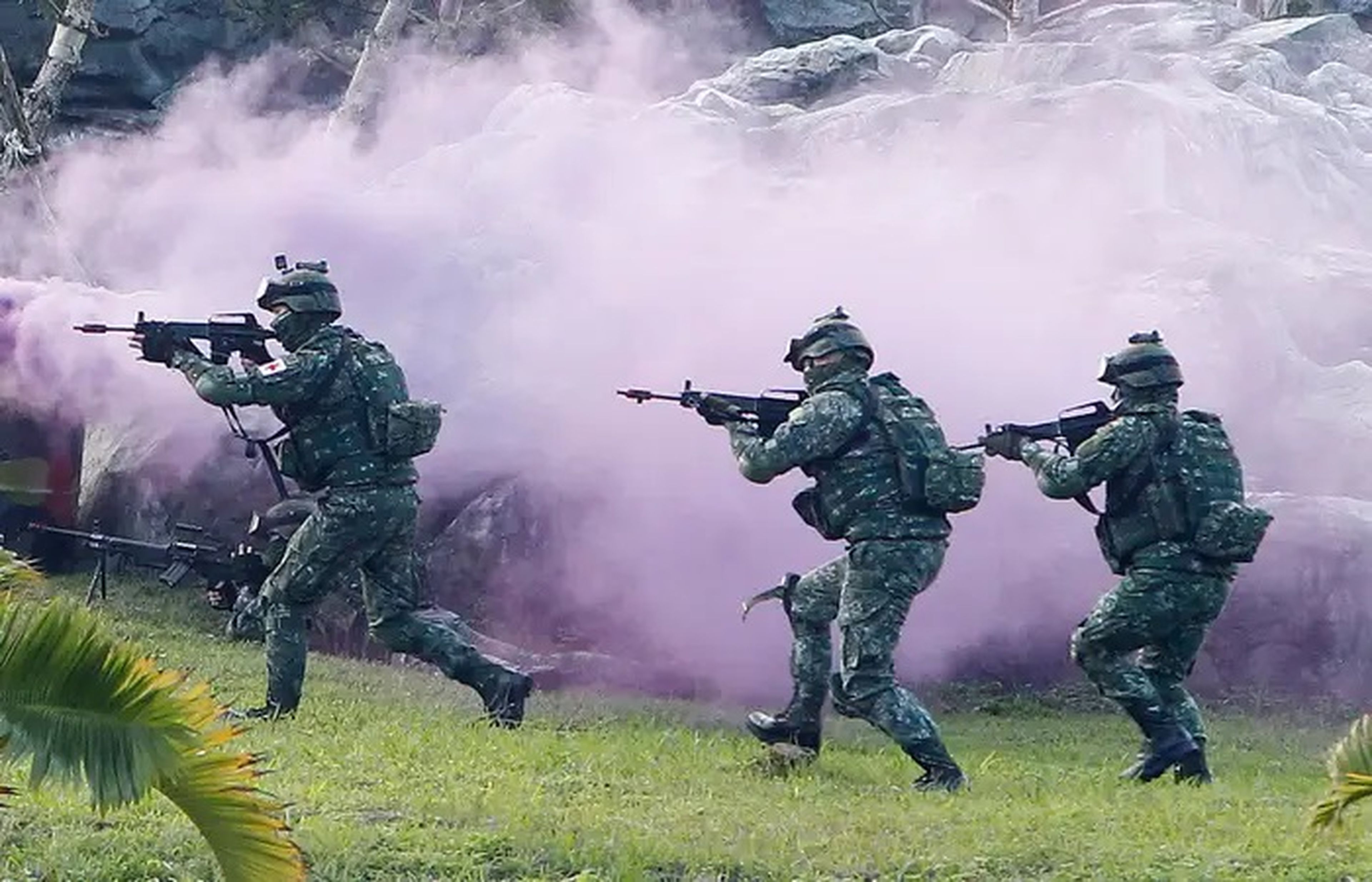 Las fuerzas especiales de Taiwán se mueven entre humo de colores durante un ejercicio militar en Taipei.