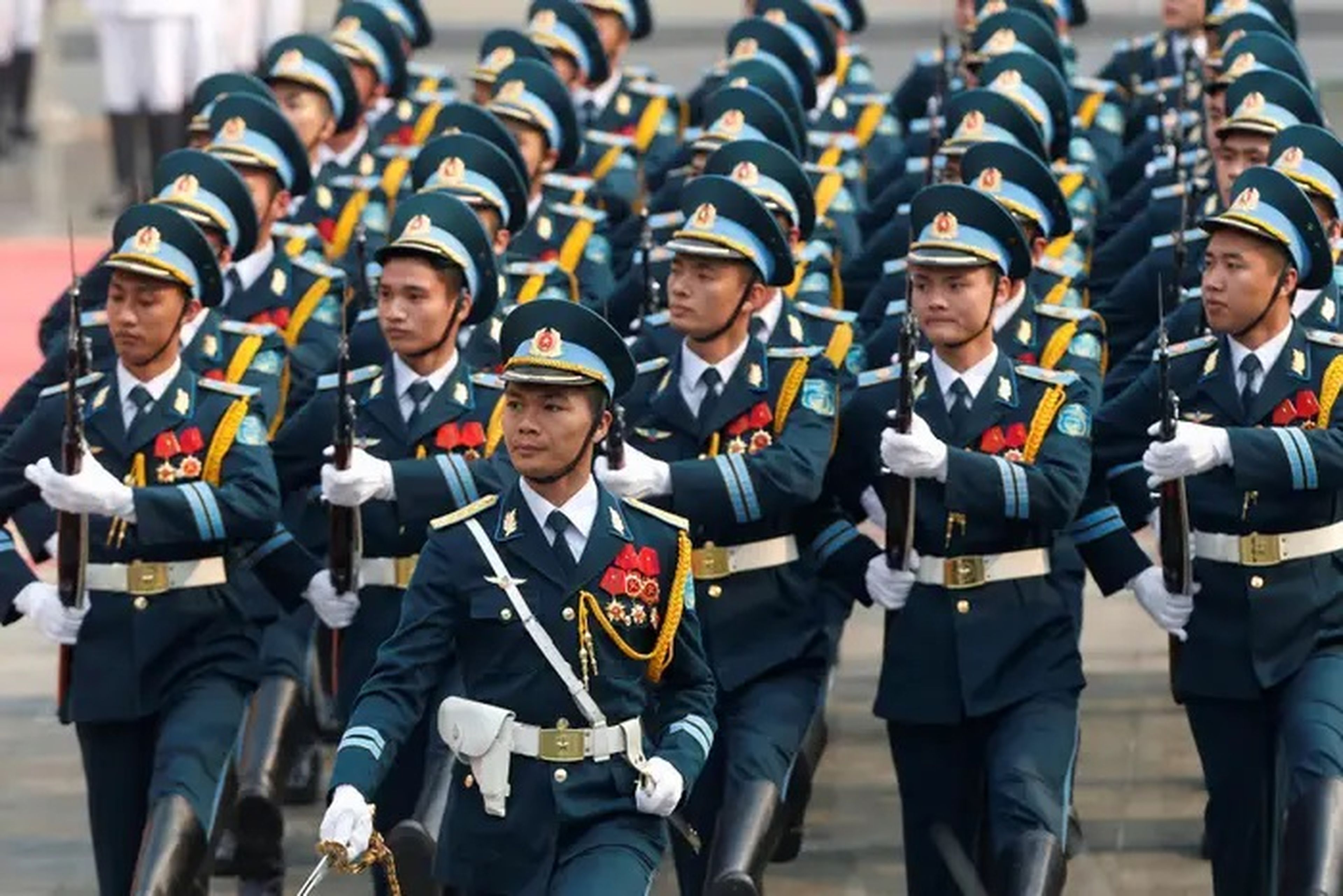 Soldados vietnamitas durante una ceremonia de bienvenida al presidente surcoreano Moon Jae-in en el Palacio Presidencial de Hanói, Vietnam, en marzo de 2018.