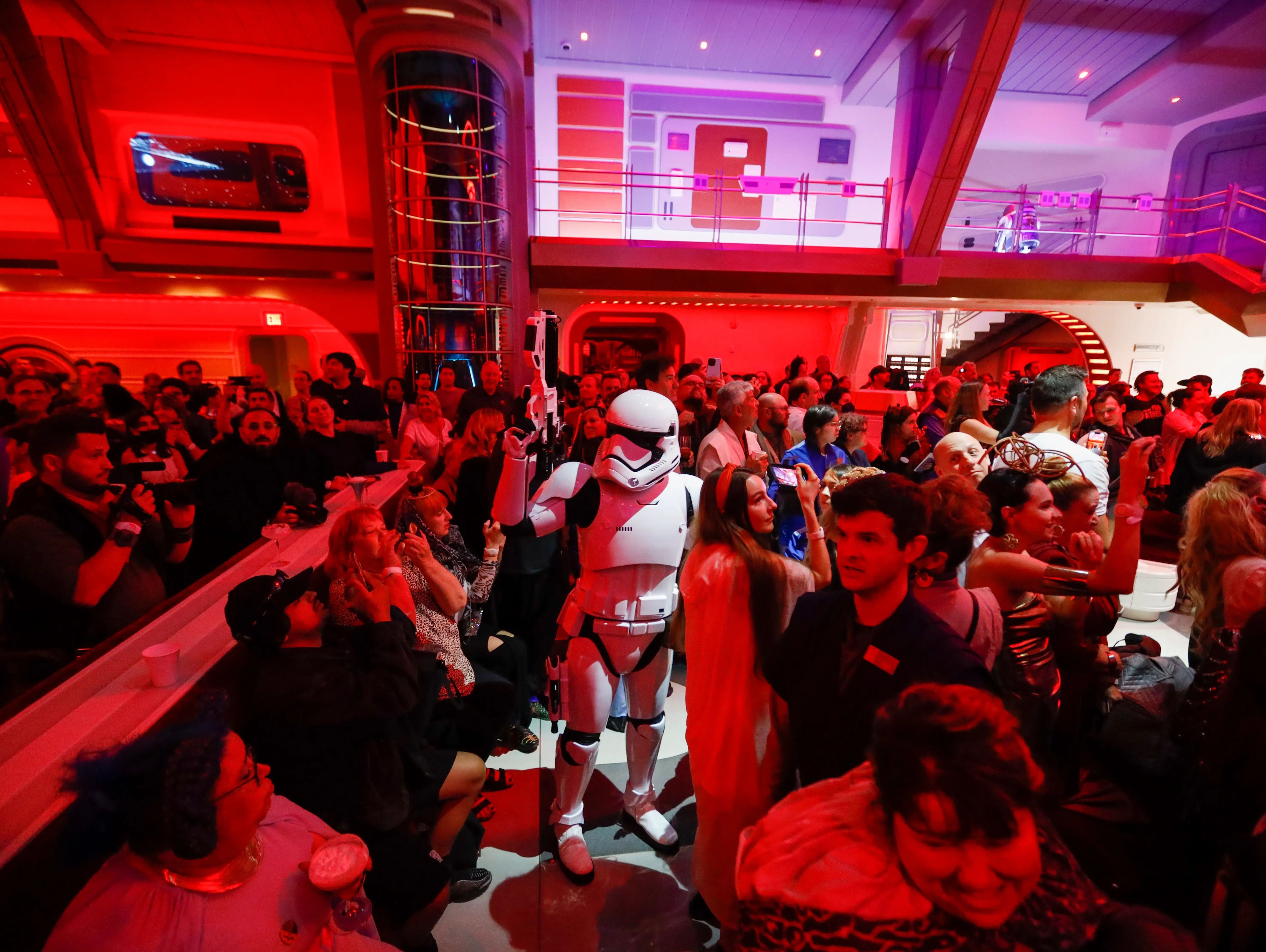 Muchos personajes, como los stormtroopers, formaban parte de la experiencia, y los visitantes podían interactuar libremente con ellos.