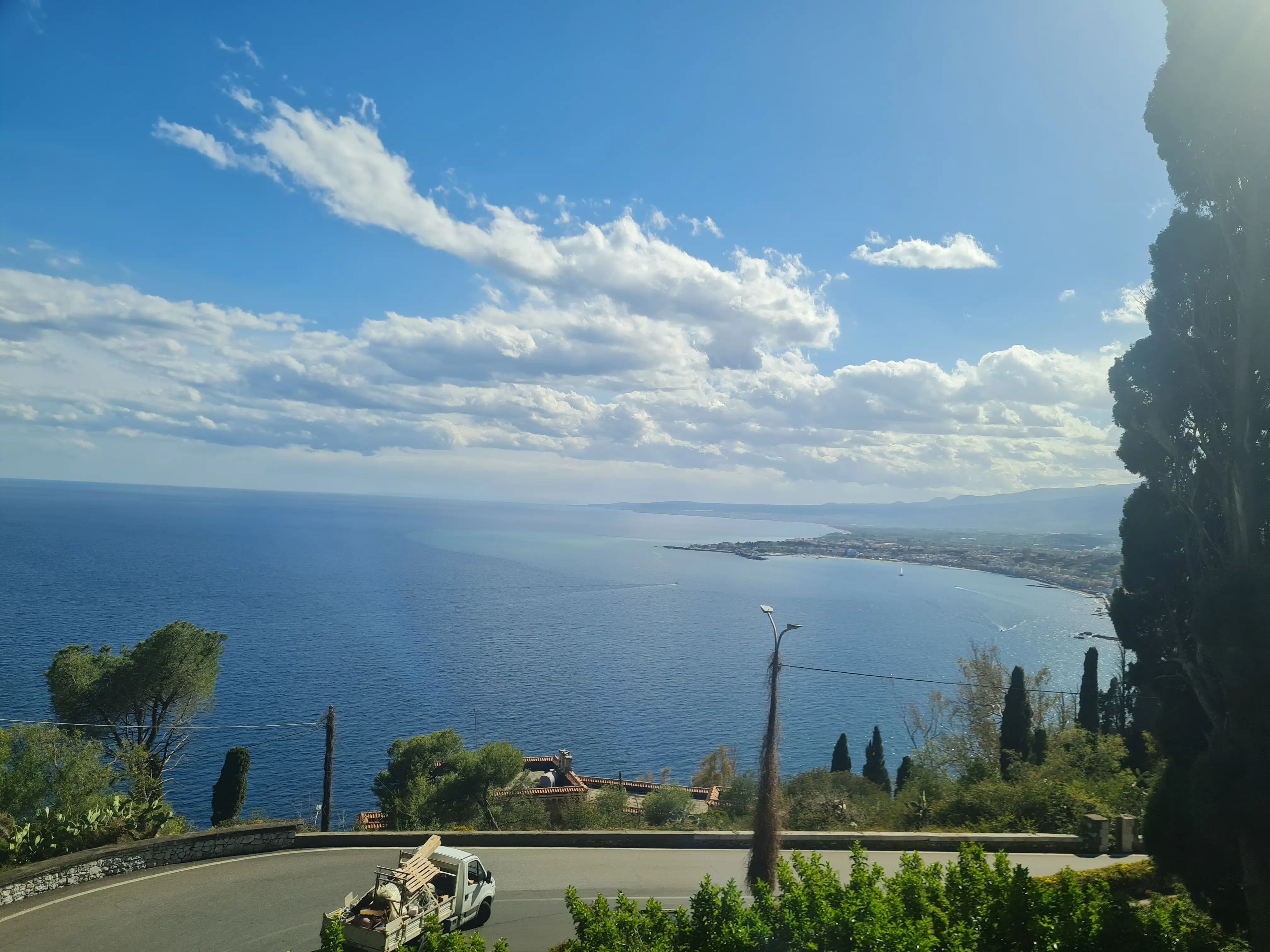 La vista desde el autobús que viaja de Catania a Taormina.
