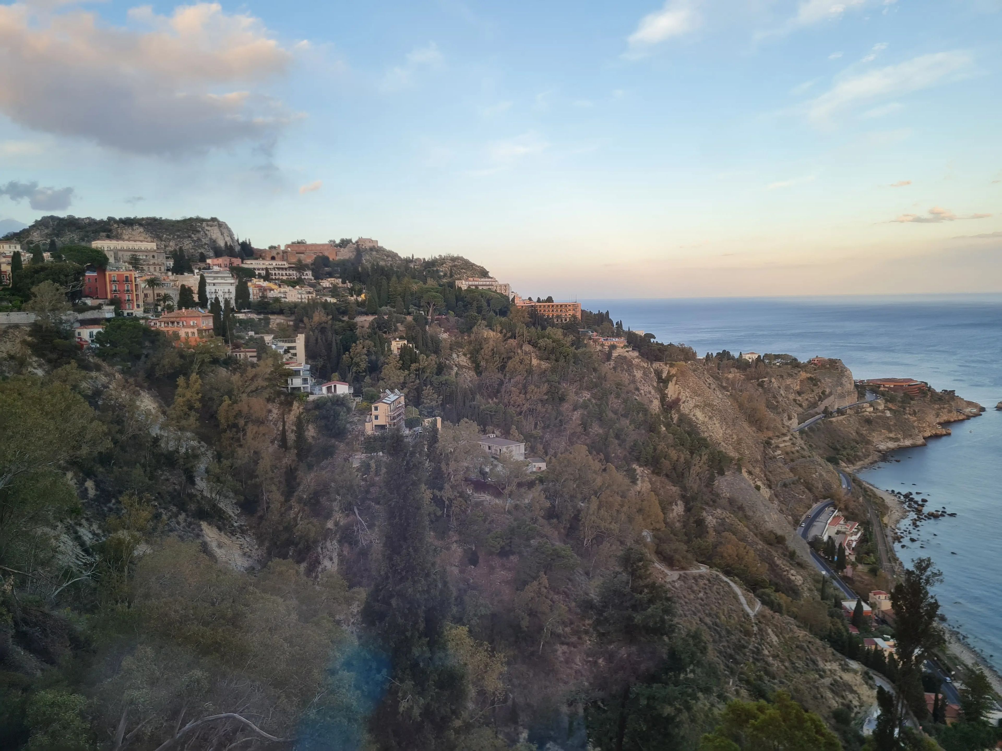 Vista de Taormina, Sicilia, desde el restaurante Principe Cerami del hotel.