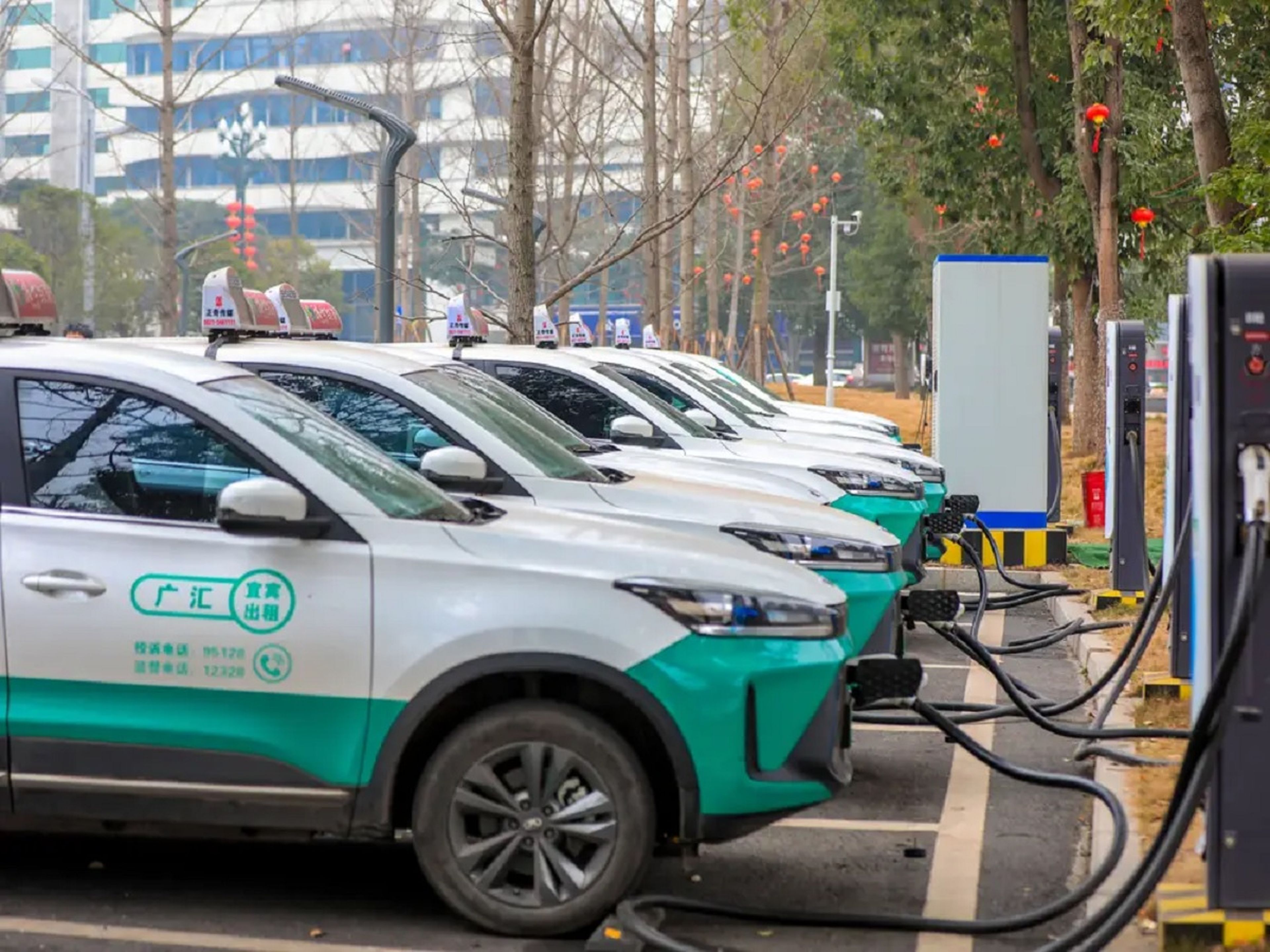 Taxis eléctricos cargan baterías en una estación de carga el 7 de febrero de 2023 en Yibin, Sichuan, China.