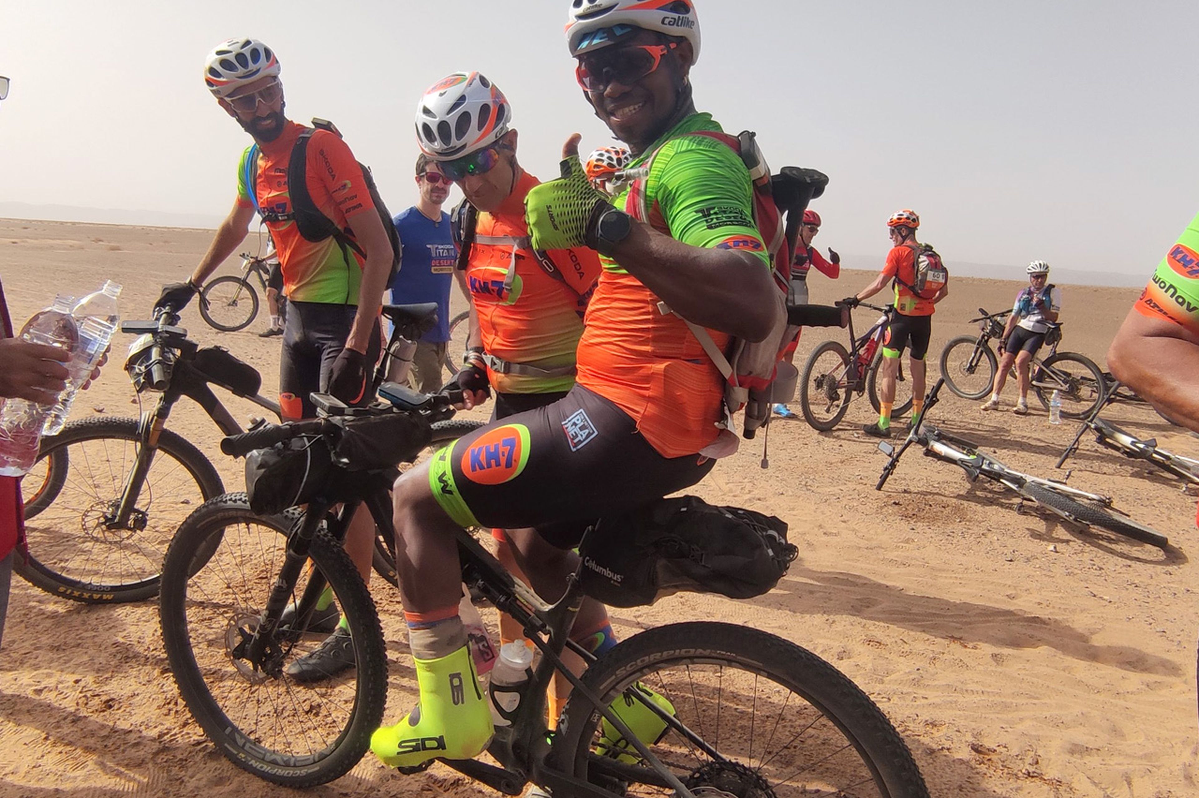 Termina la carrera en bicicleta por el desierto más dura que existe con un 81% de discapacidad. Esta es la inspiradora historia de Lester Fernández