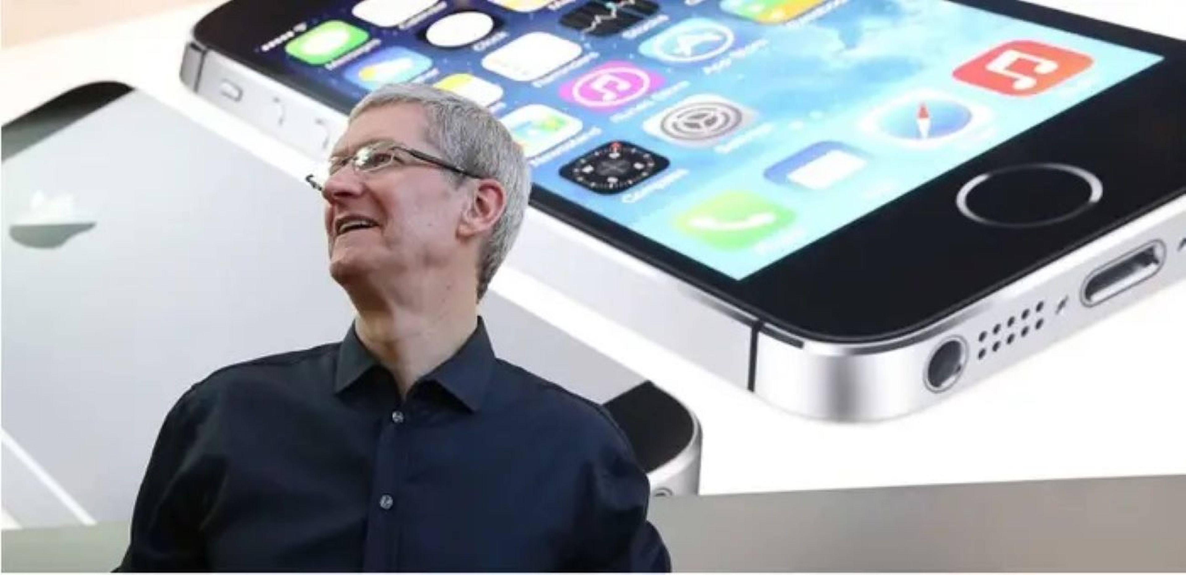 Tim Cook, consejero delegado de Apple, delante de un anuncio de un iPhone.