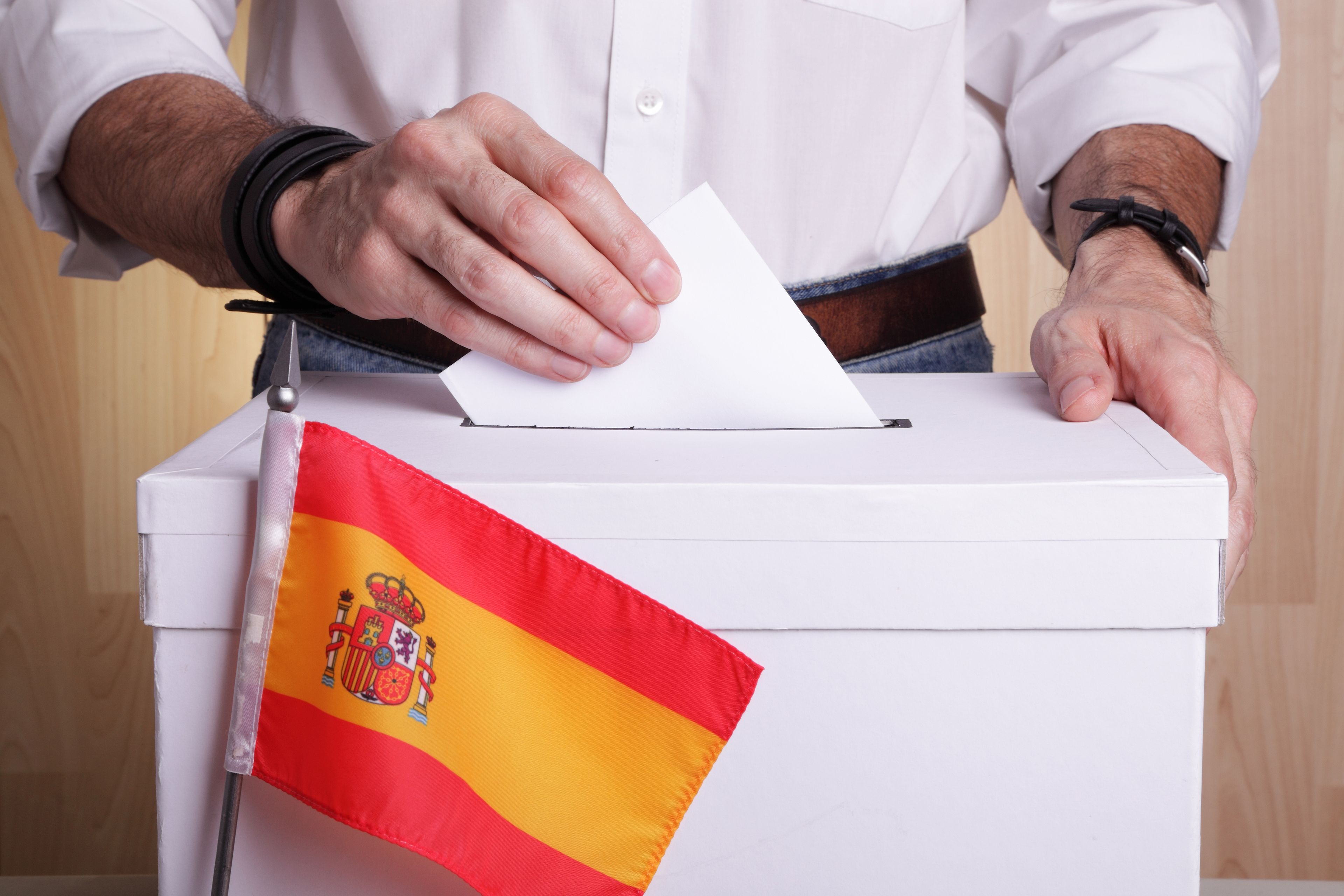 Urna electoral con bandera de España