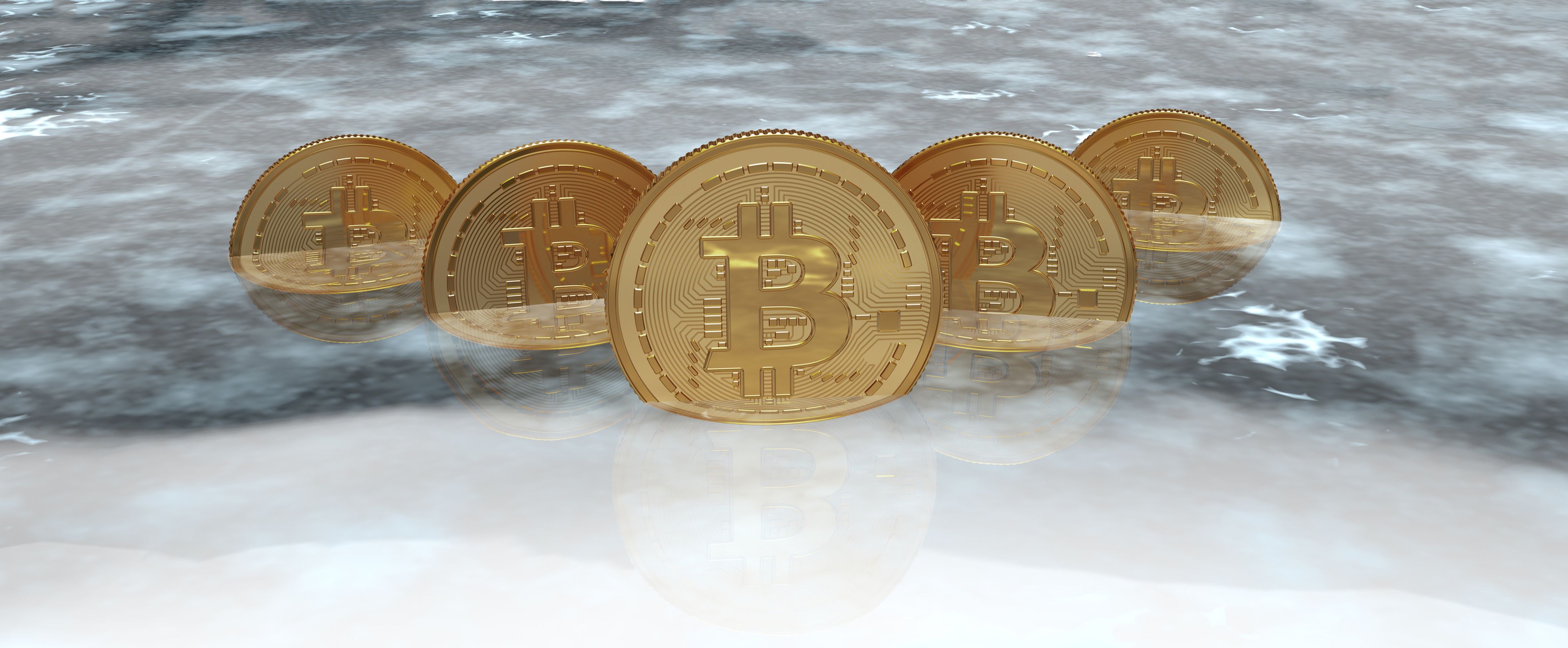 Varios bitcoins metidos en hielo.