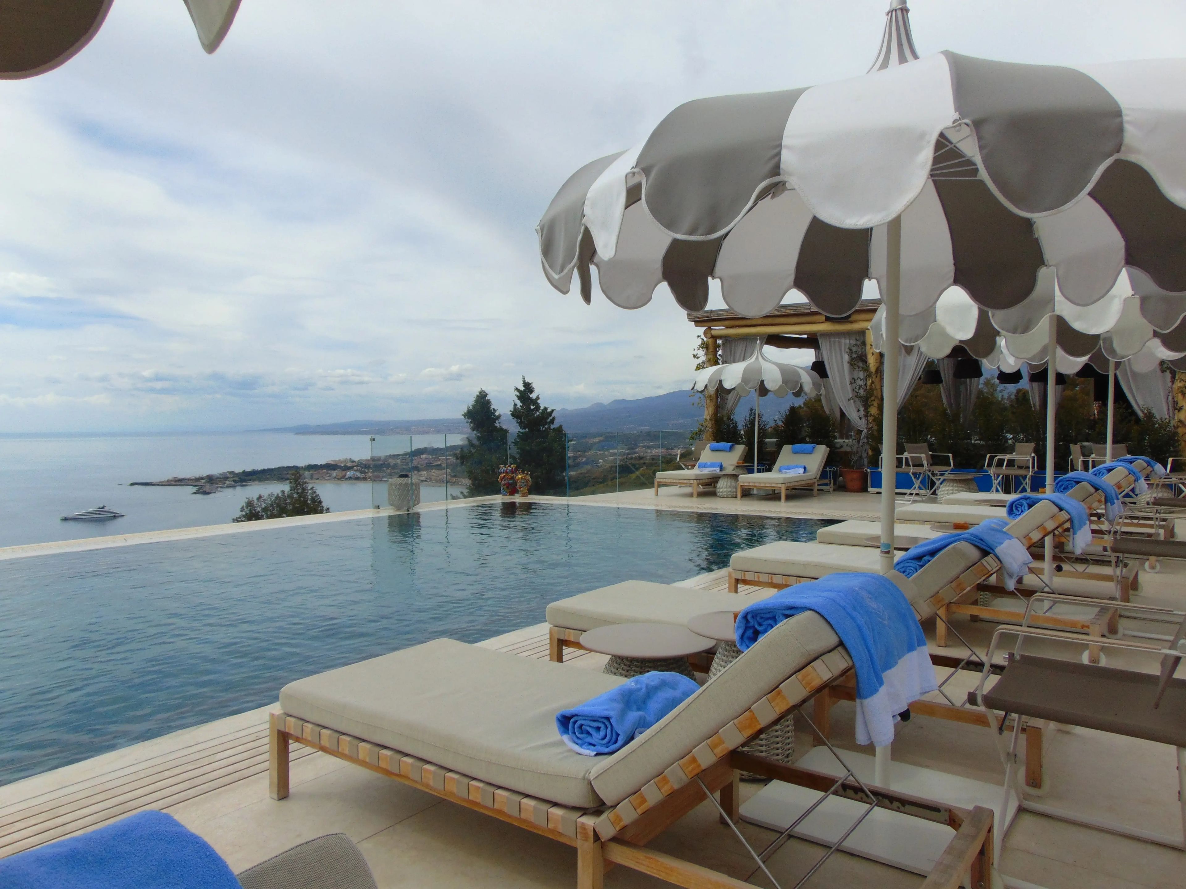 La zona de la piscina del hotel 'The White Lotus' de Taormina.